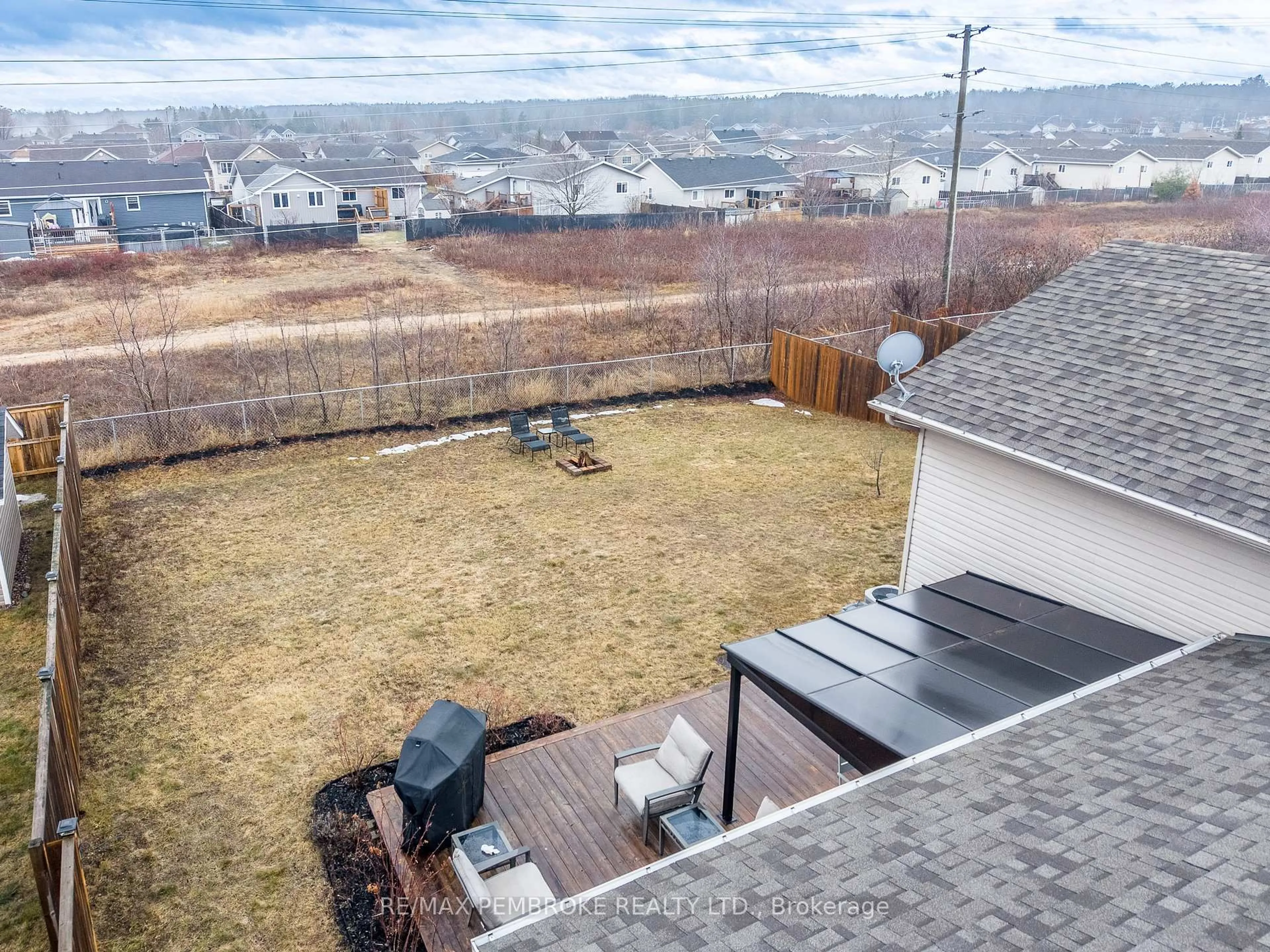 A pic from outside/outdoor area/front of a property/back of a property/a pic from drone, unknown for 21 Newport Dr, Petawawa Ontario K8H 0C9