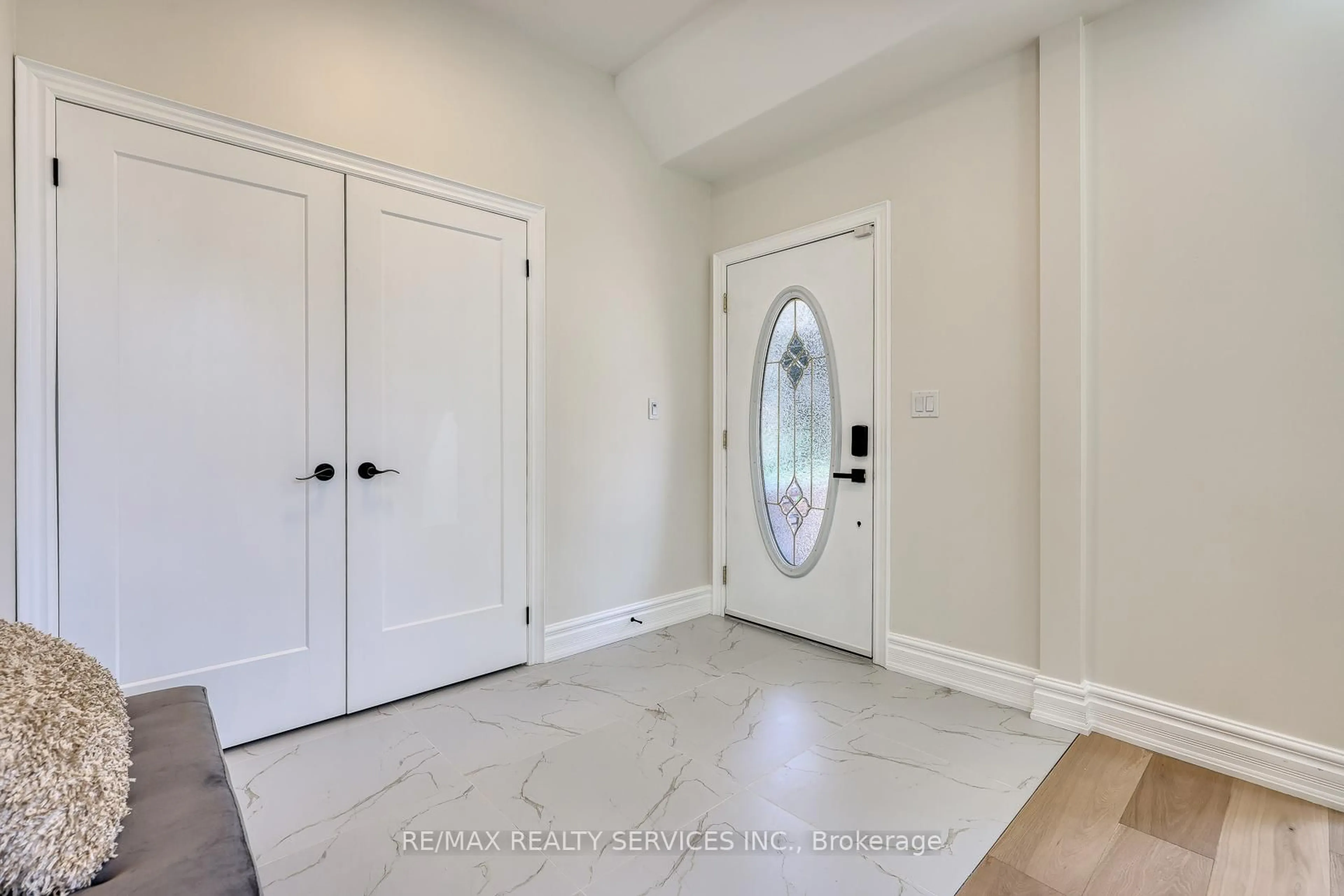 Indoor entryway for 152 Blandford St, East Zorra-Tavistock Ontario N0J 1M0