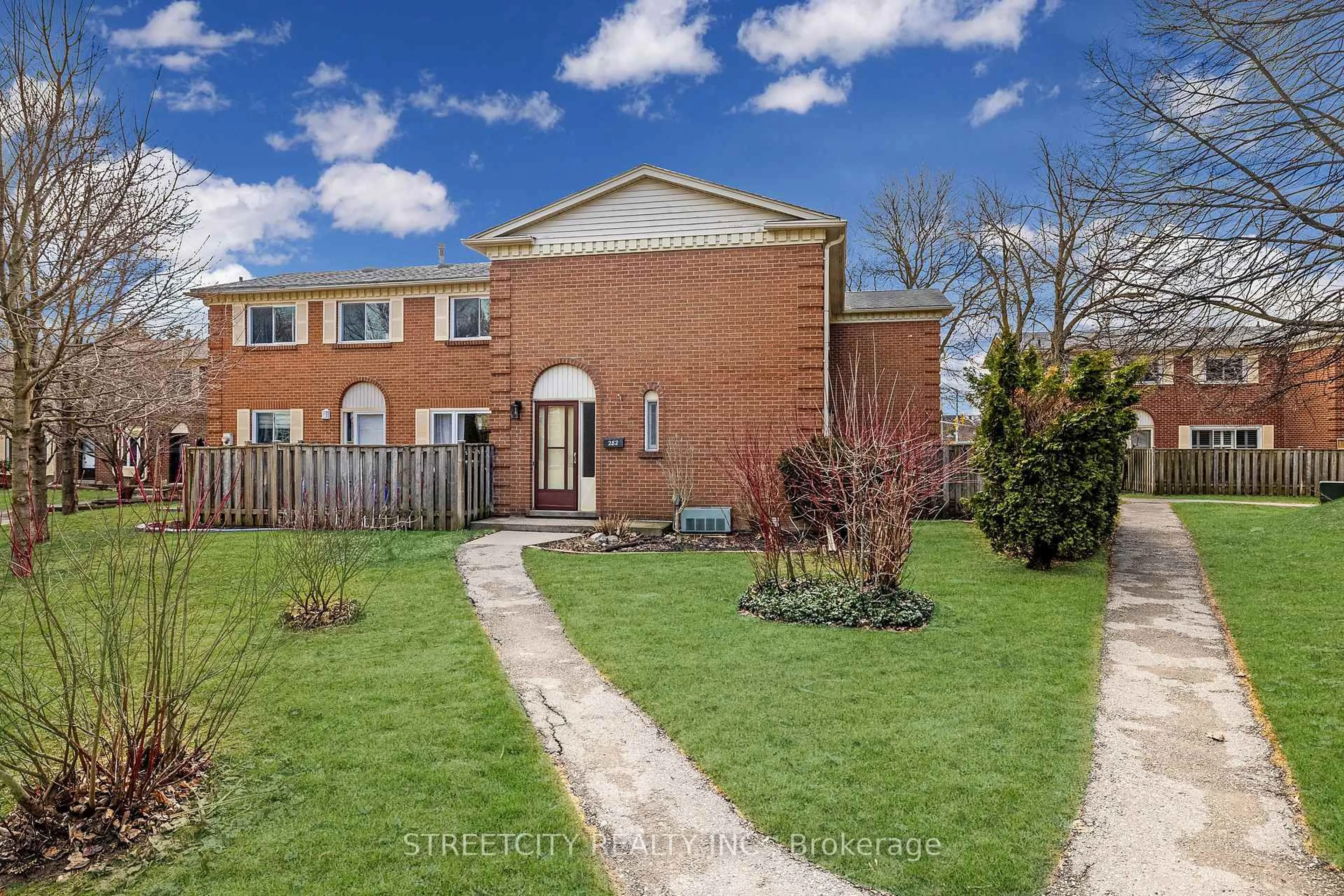 A pic from outside/outdoor area/front of a property/back of a property/a pic from drone, street for 282 HOMESTEAD Cres, London North Ontario N6G 2E5