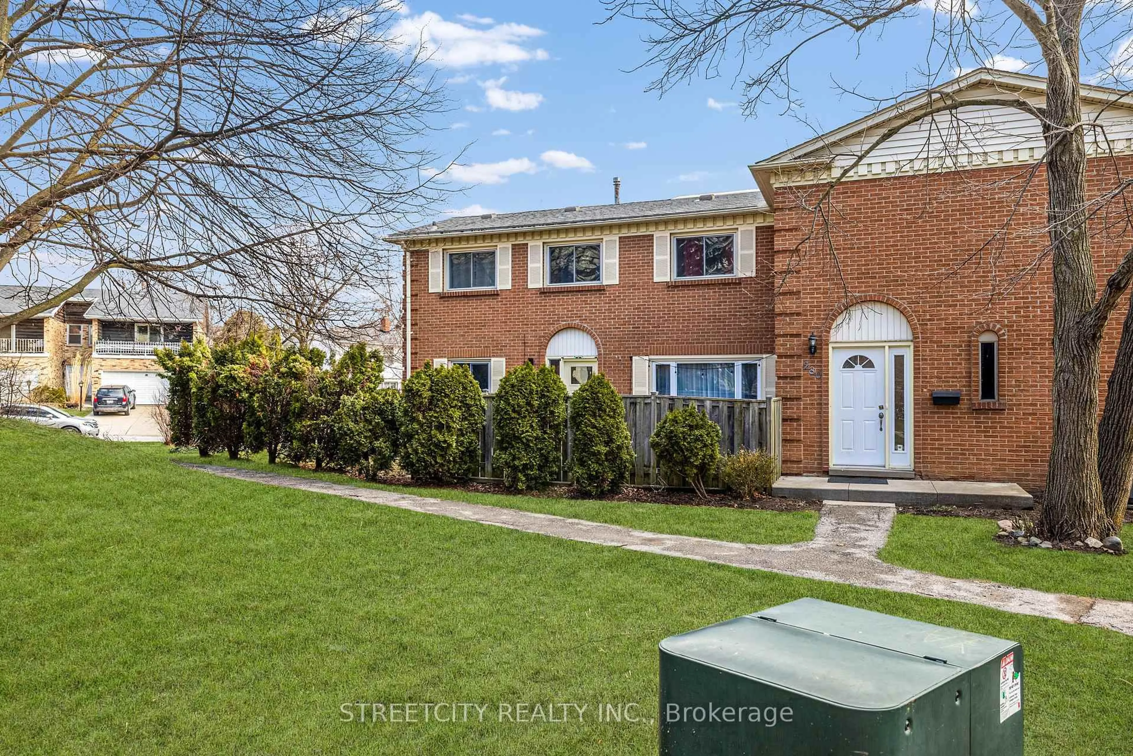 A pic from outside/outdoor area/front of a property/back of a property/a pic from drone, street for 282 HOMESTEAD Cres, London North Ontario N6G 2E5