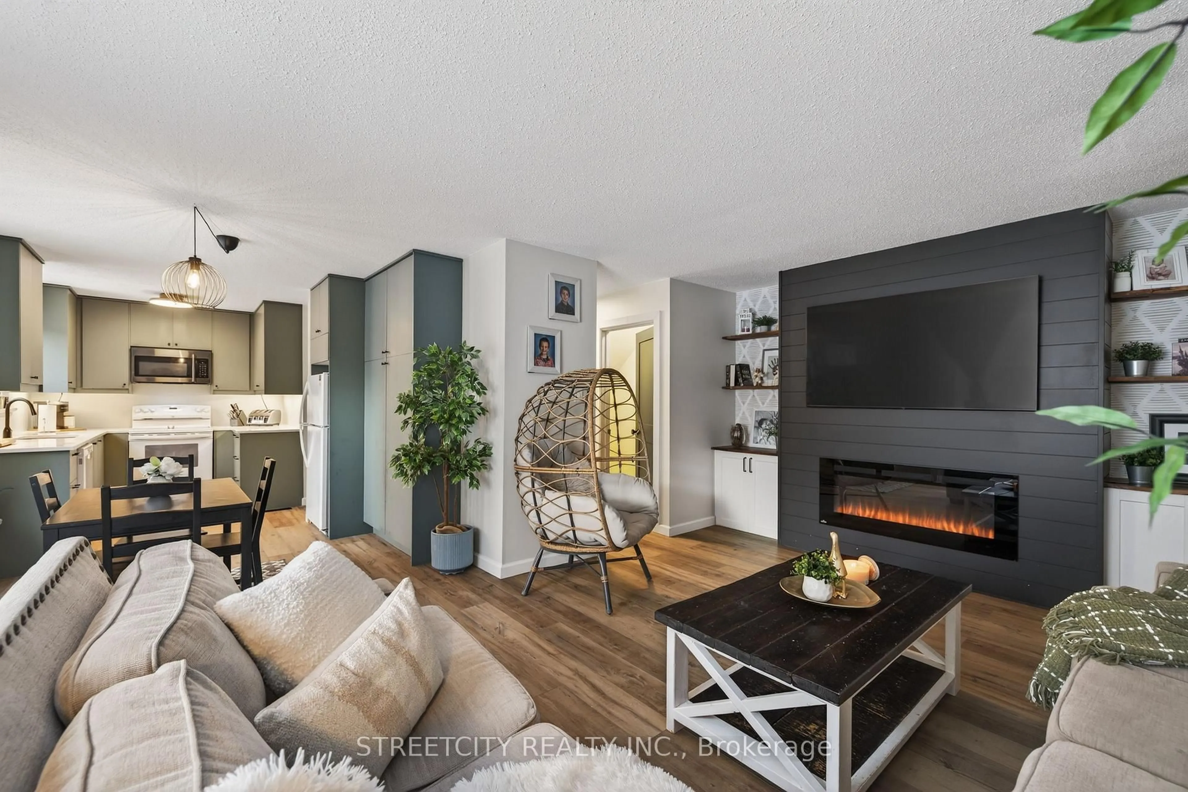 Living room with furniture, wood/laminate floor for 282 HOMESTEAD Cres, London North Ontario N6G 2E5