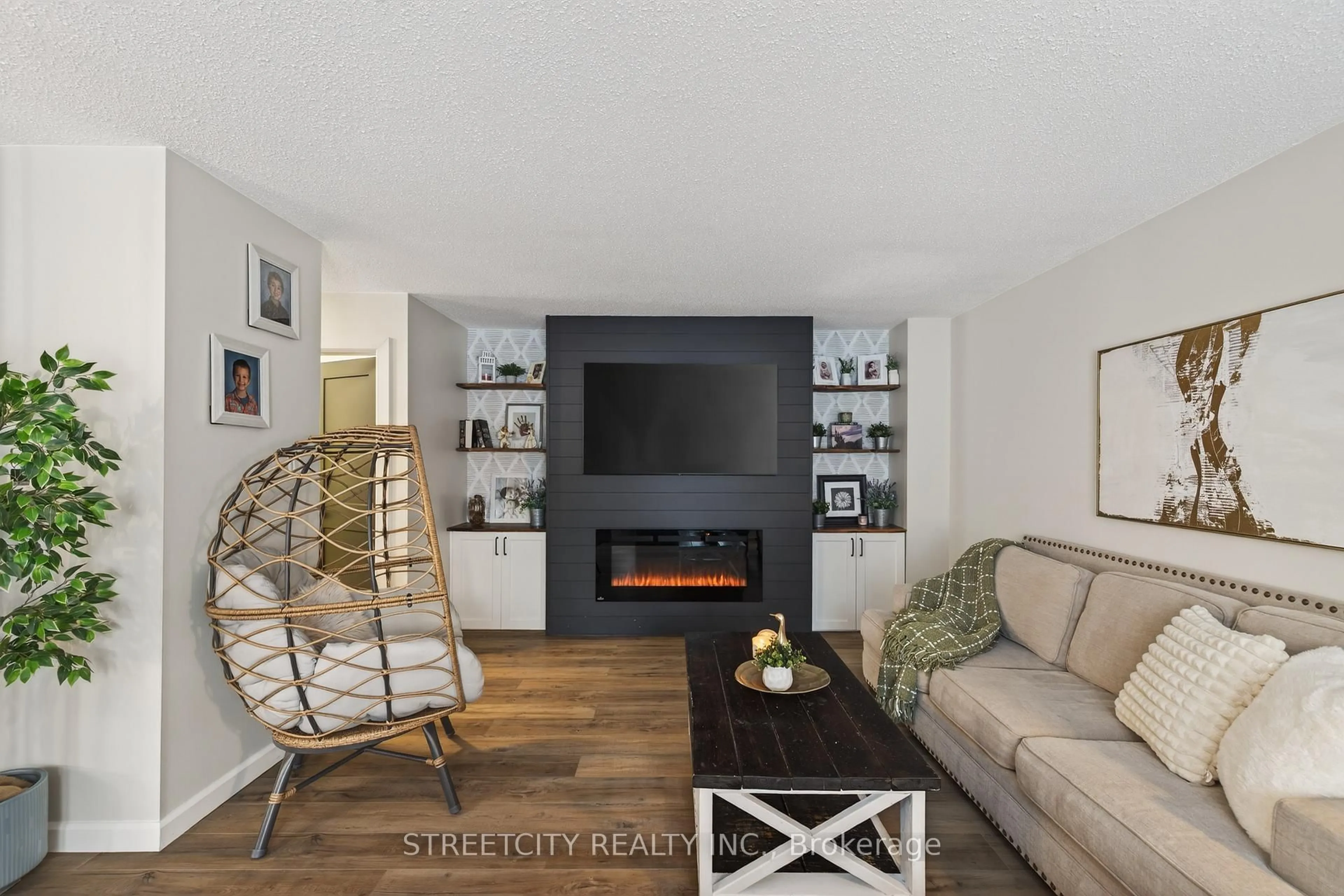 Living room with furniture, unknown for 282 HOMESTEAD Cres, London North Ontario N6G 2E5