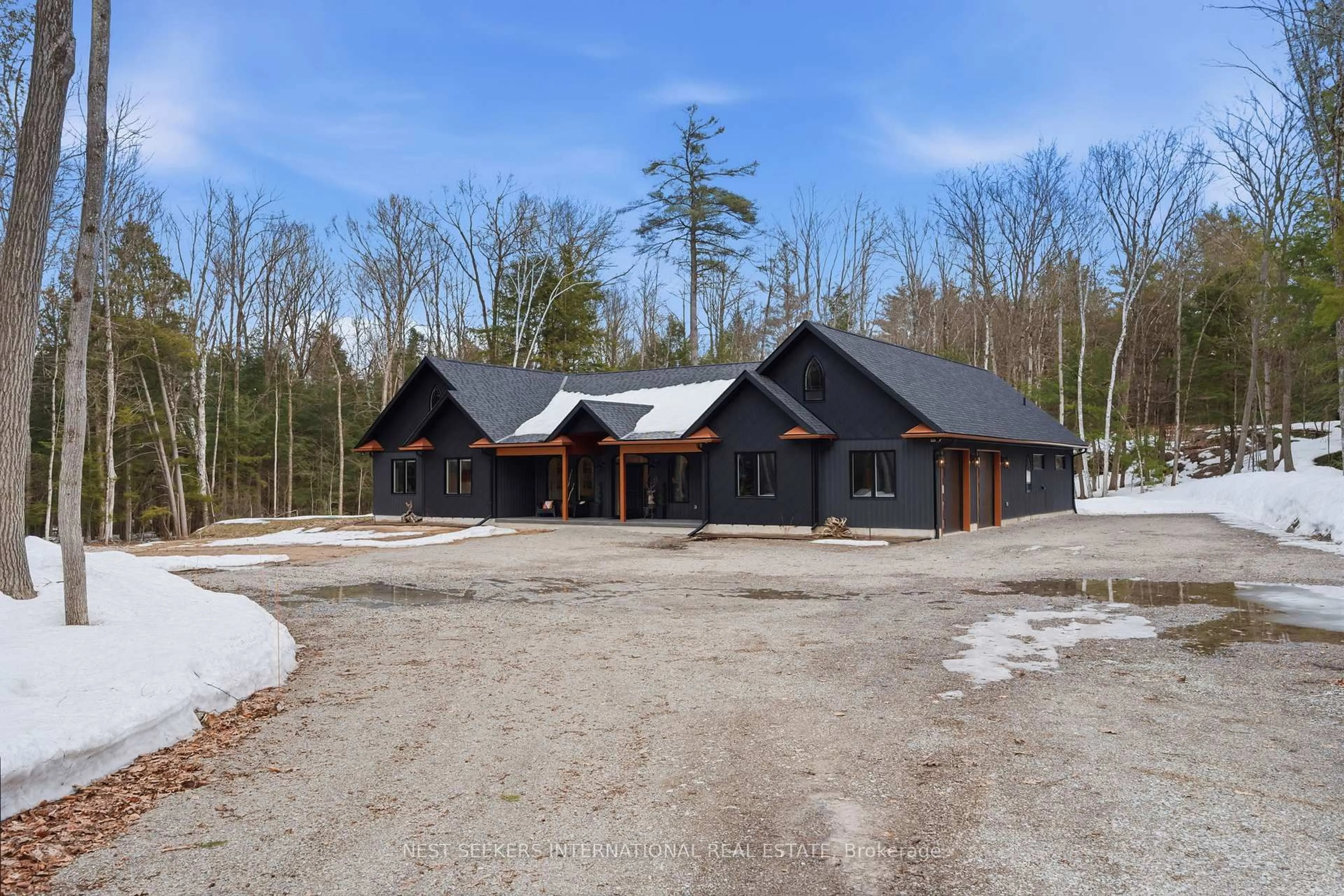 A pic from outside/outdoor area/front of a property/back of a property/a pic from drone, unknown for 1017 Davis Dr, Gravenhurst Ontario P0E 1N0