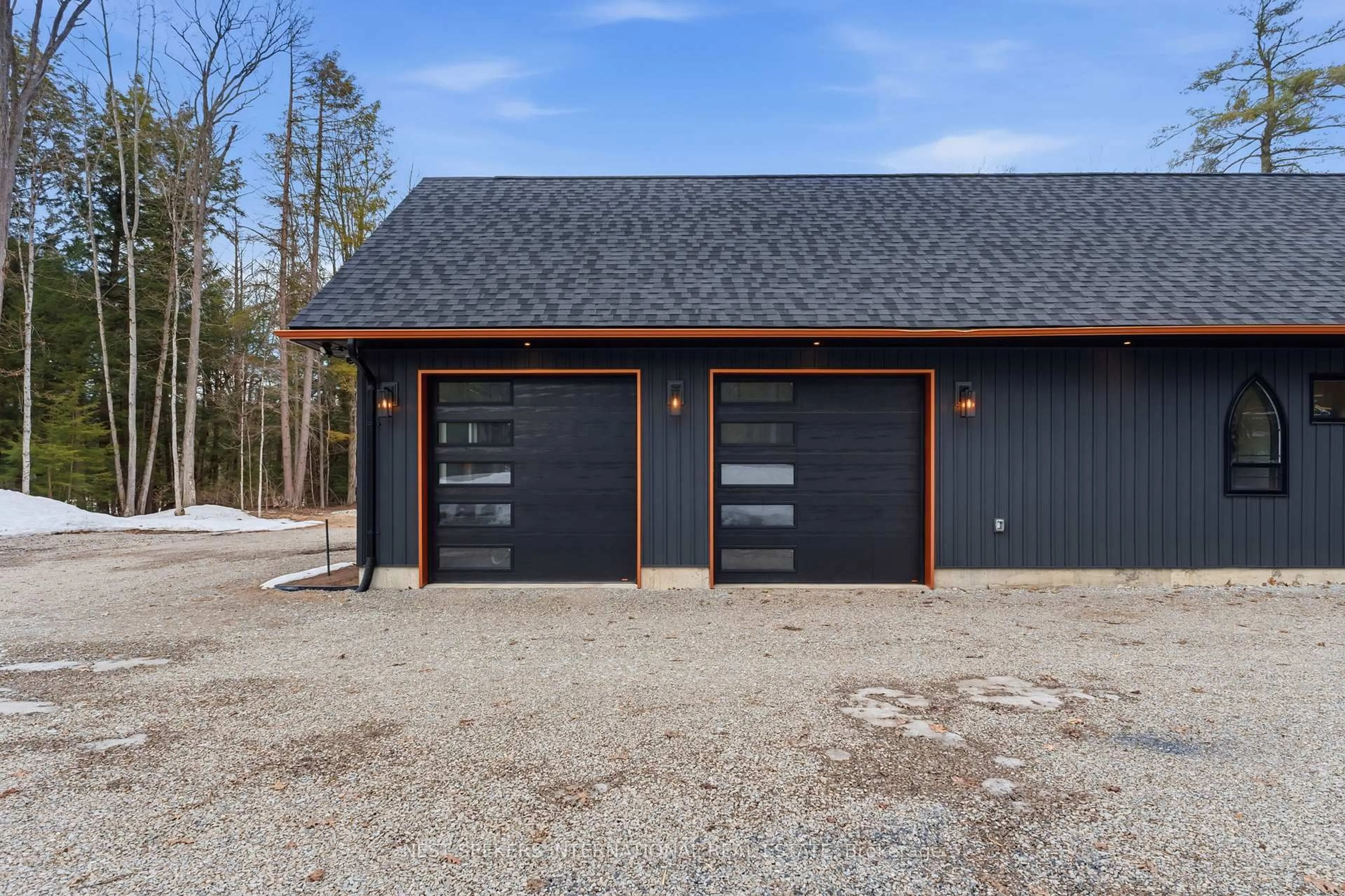 Indoor garage for 1017 Davis Dr, Gravenhurst Ontario P0E 1N0
