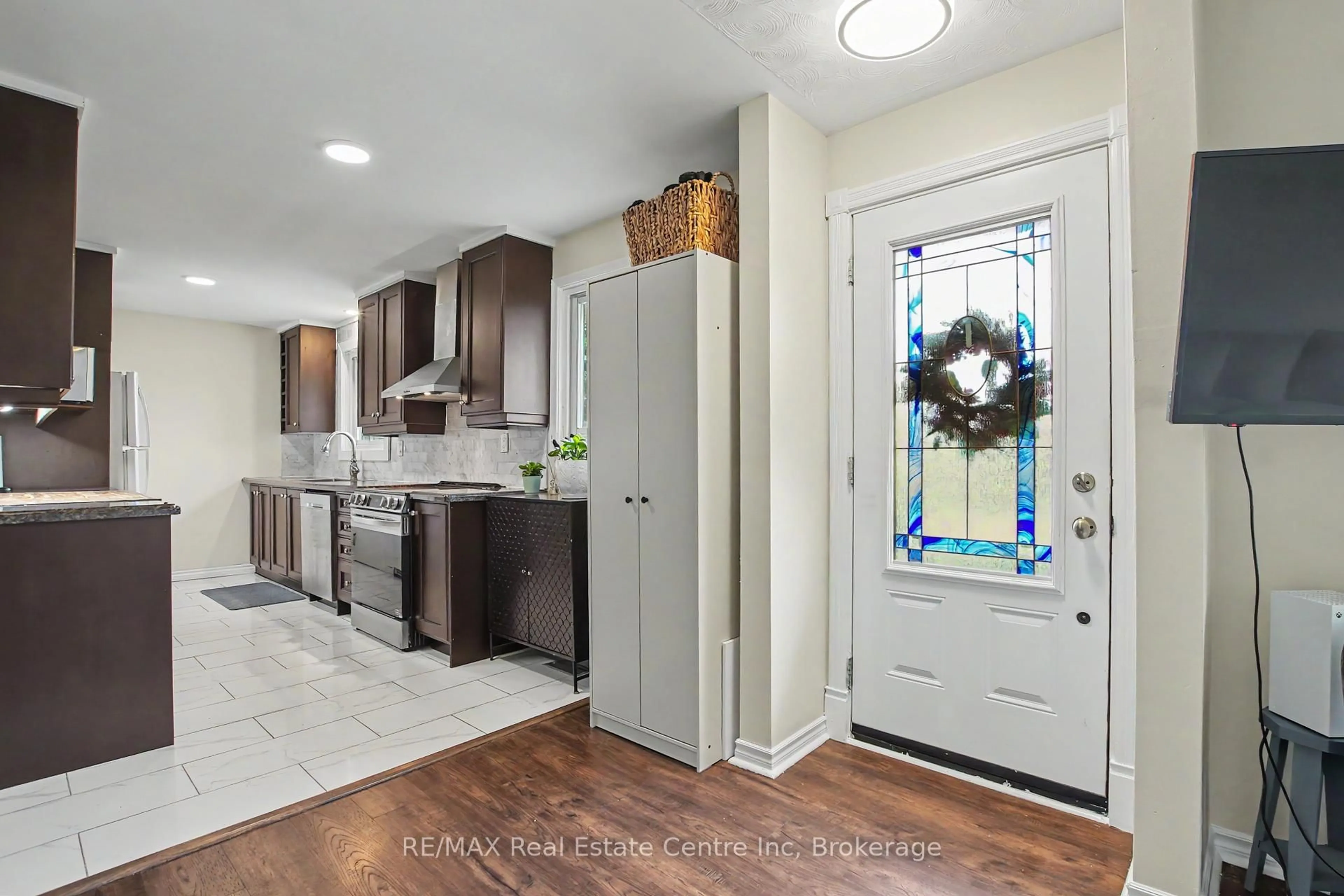 Indoor entryway for 5 Eric Crt, Guelph Ontario N1E 3Y9