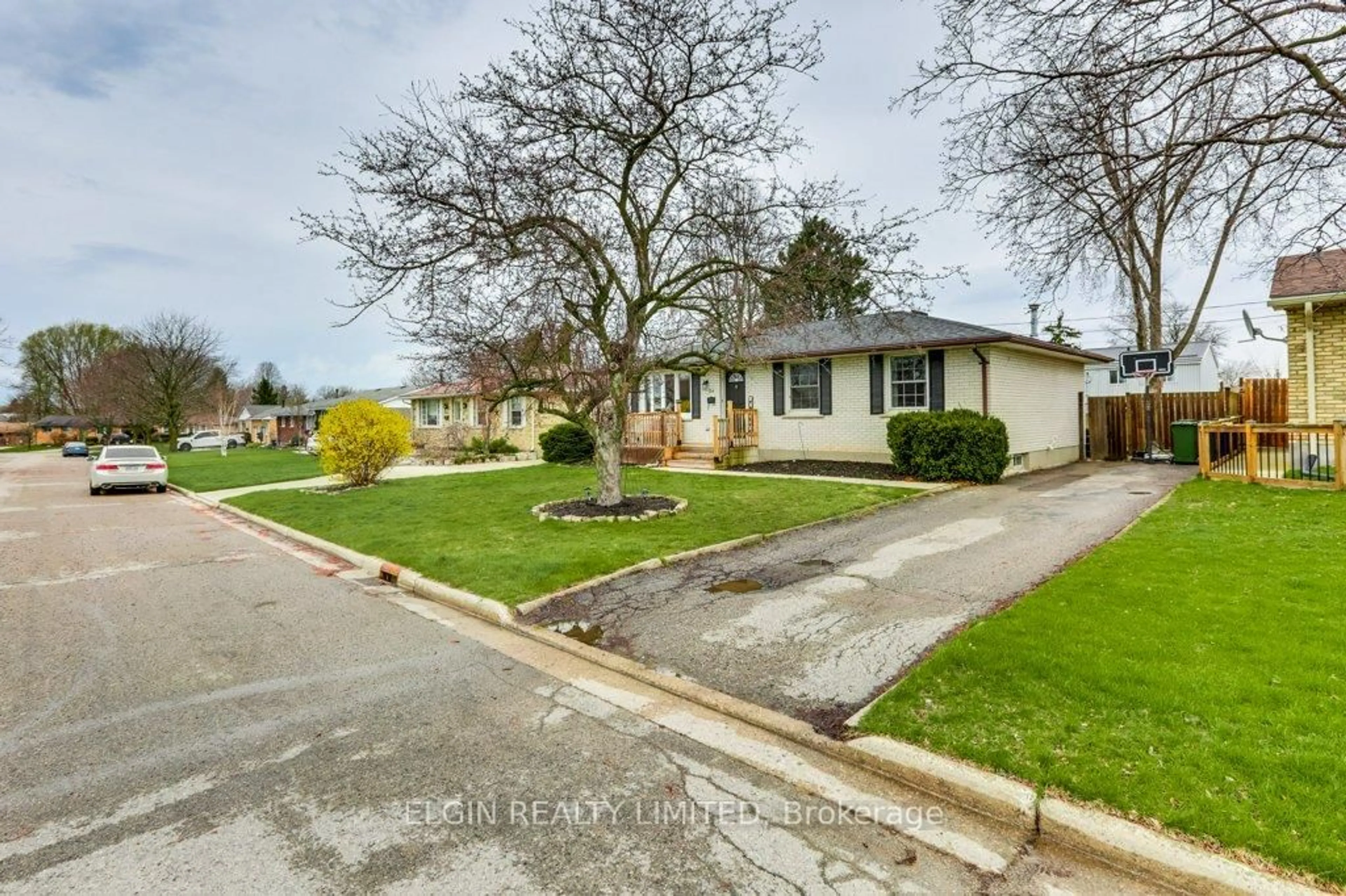 A pic from outside/outdoor area/front of a property/back of a property/a pic from drone, street for 34 Sparta St, St. Thomas Ontario N5R 5G9