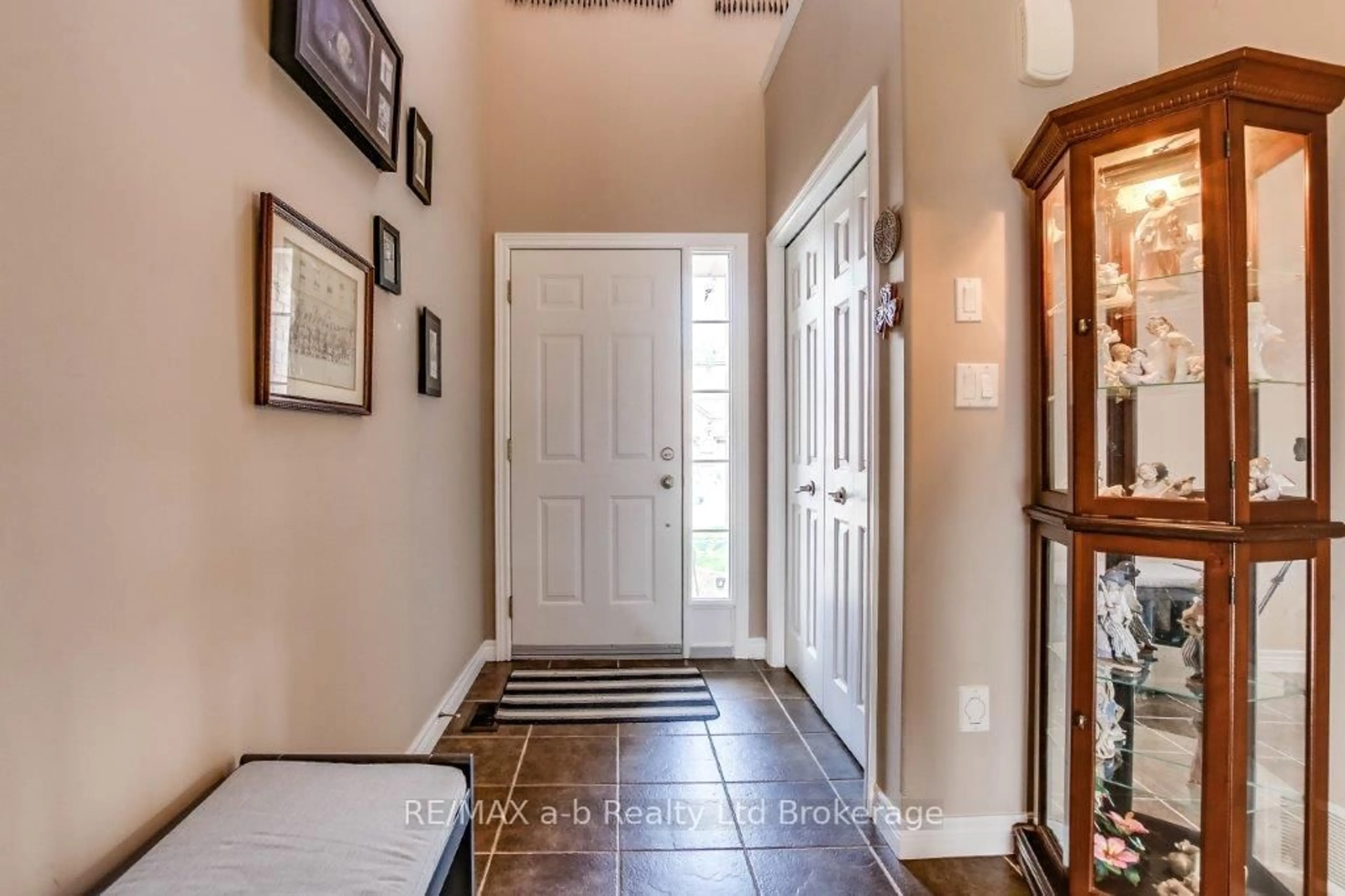 Indoor entryway for 717 Garden Court Cres, Woodstock Ontario N4T 0A2