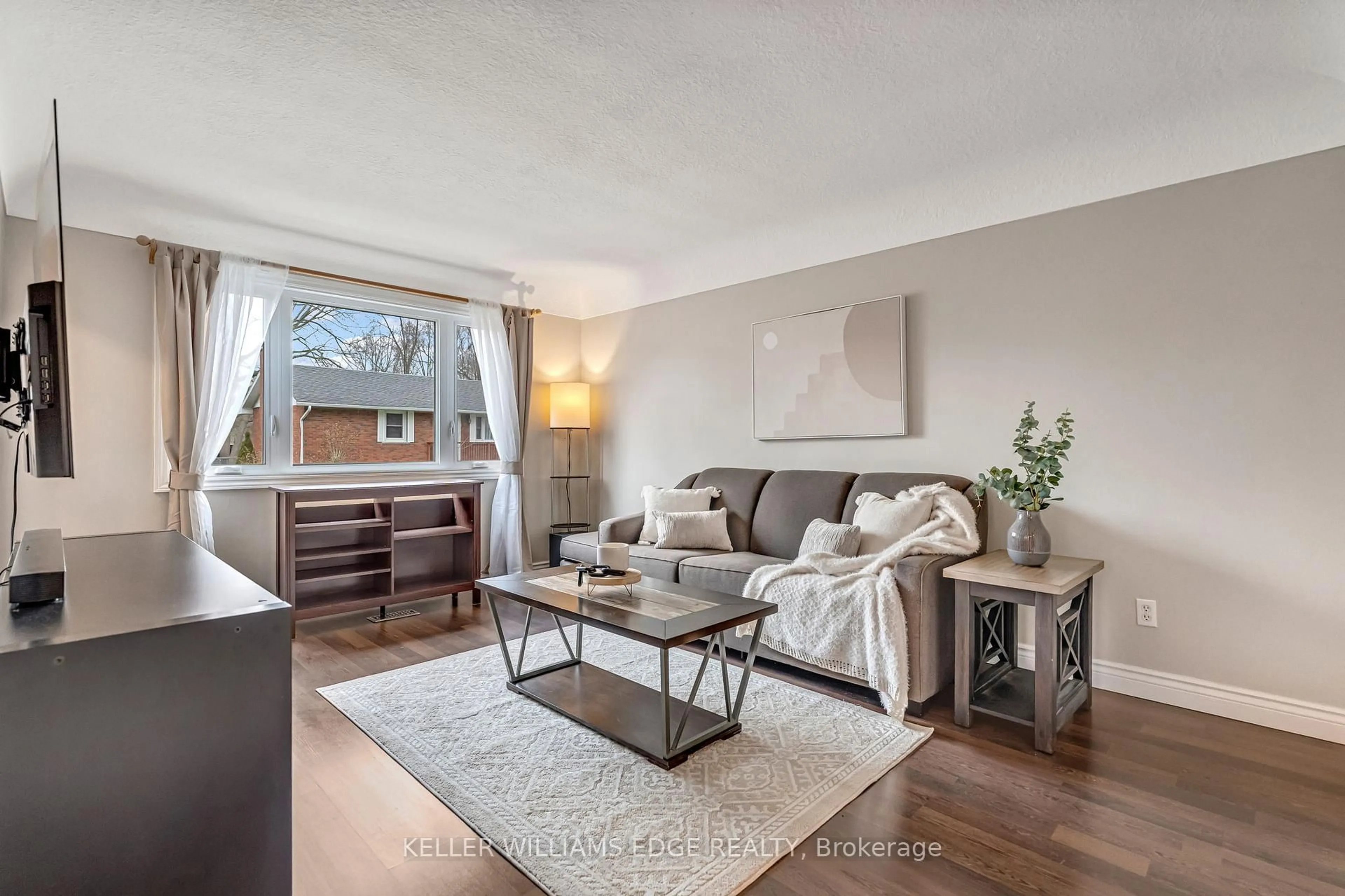 Living room with furniture, wood/laminate floor for 116 South St, West Lincoln Ontario L0R 2A0