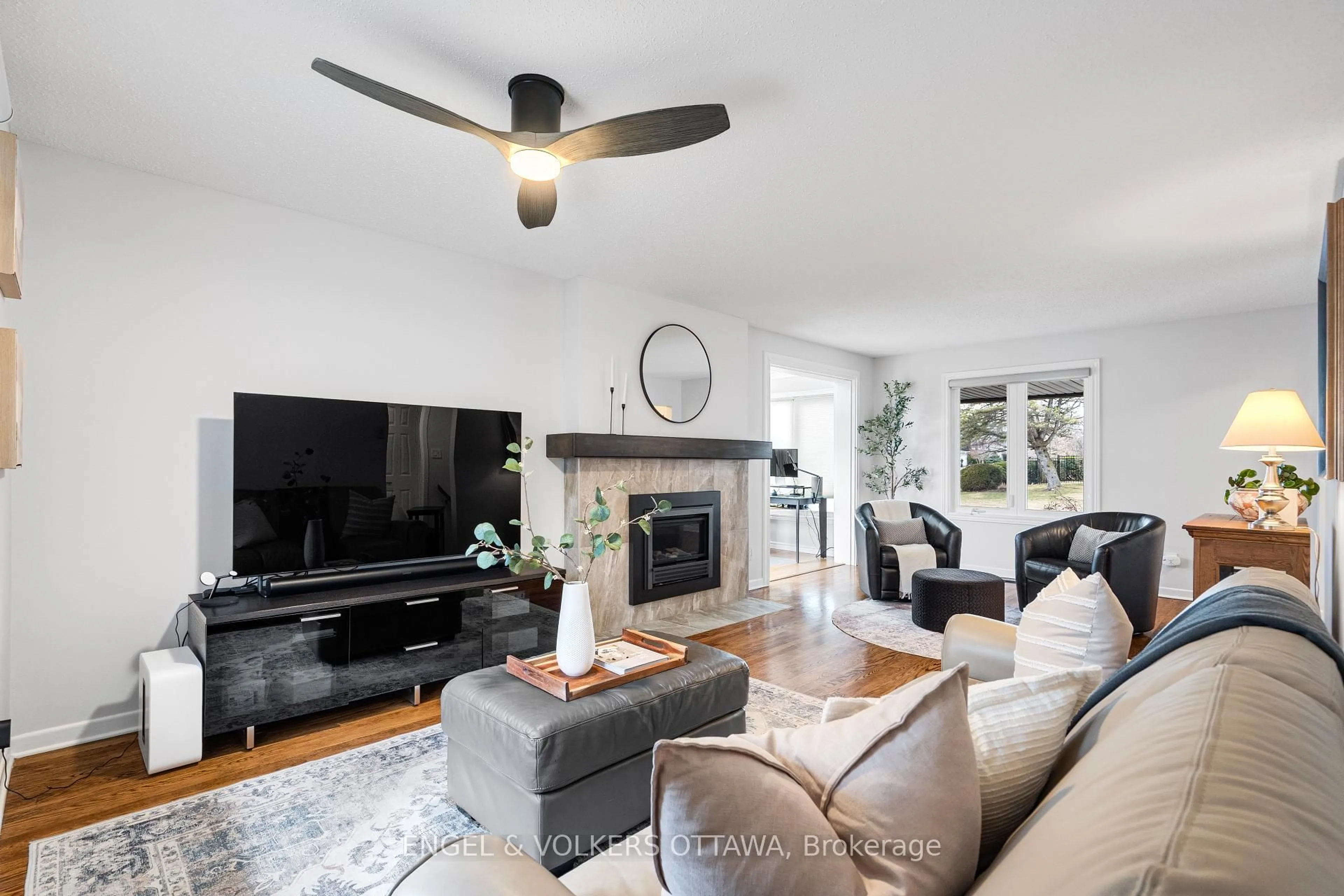 Living room with furniture, unknown for 2173 Beaumont Rd, Ottawa Ontario K1H 5V2