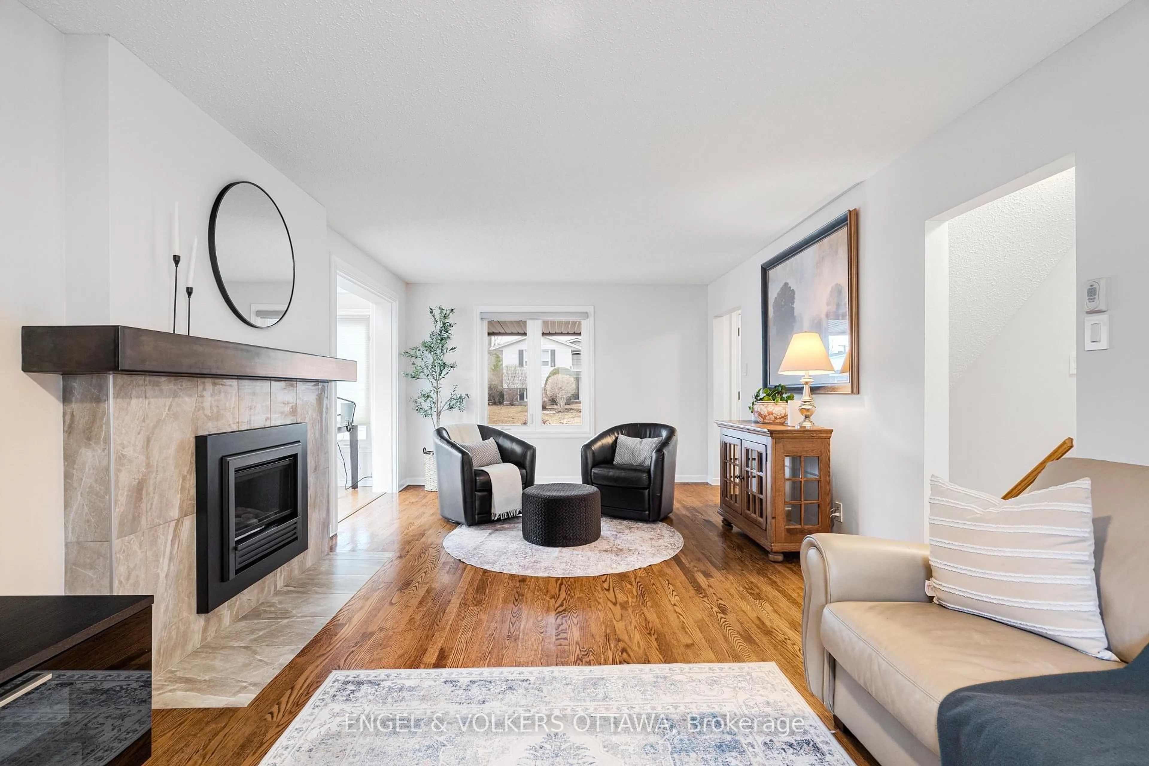 Living room with furniture, unknown for 2173 Beaumont Rd, Ottawa Ontario K1H 5V2