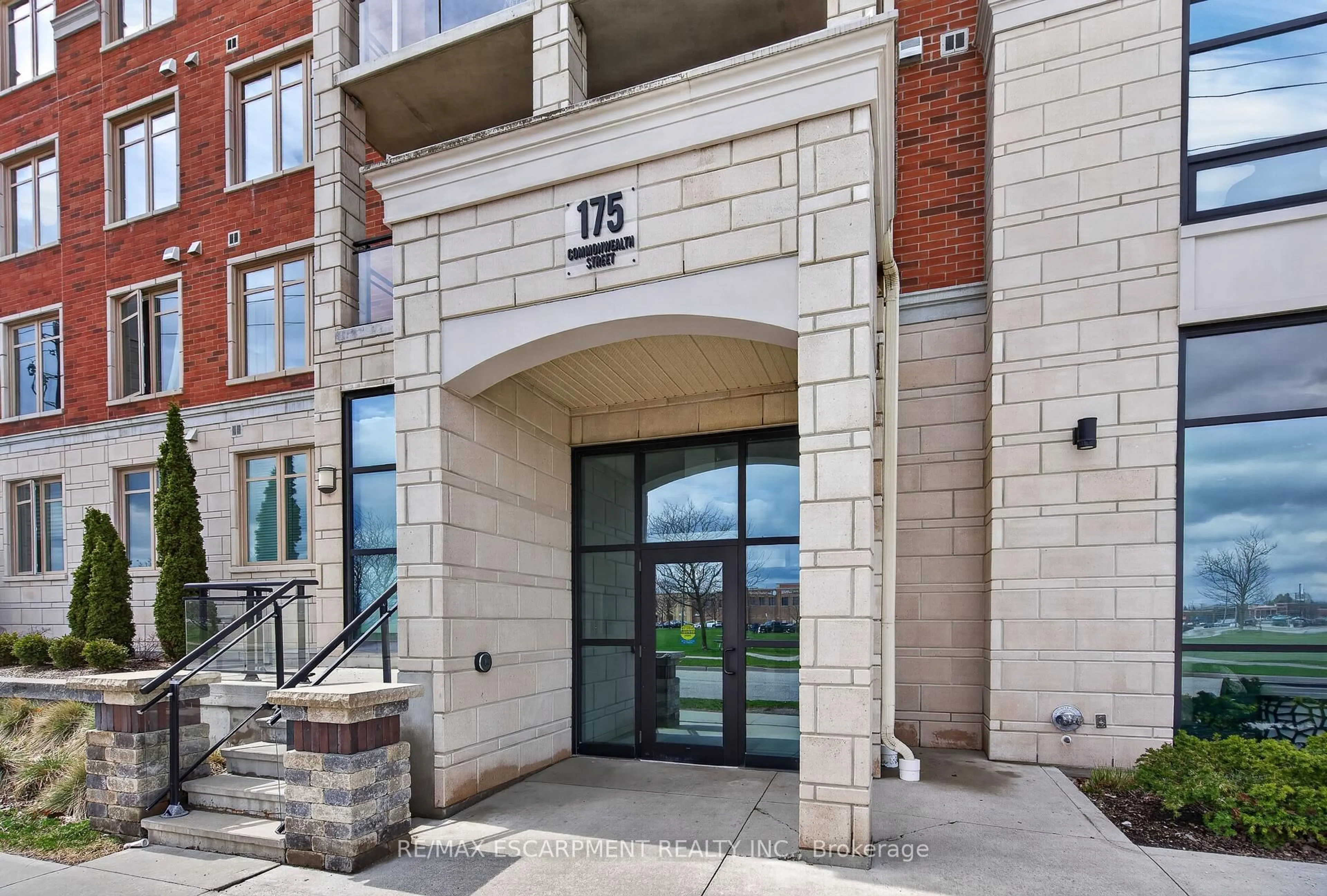 Indoor foyer for 175 Commonwealth St #202, Kitchener Ontario N2E 0H4