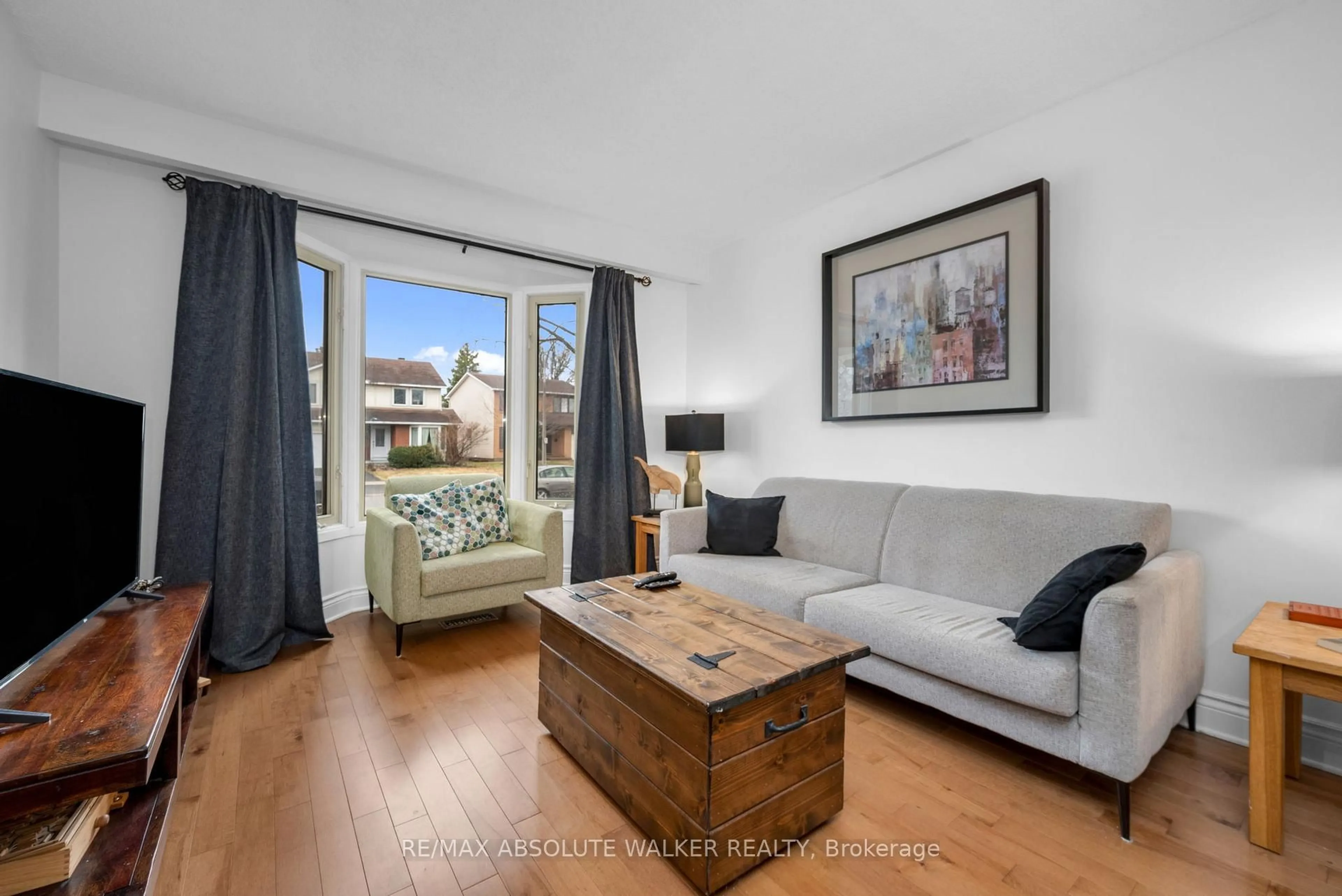 Living room with furniture, wood/laminate floor for 6289 Vorlage Dr, Ottawa Ontario K1C 2E4