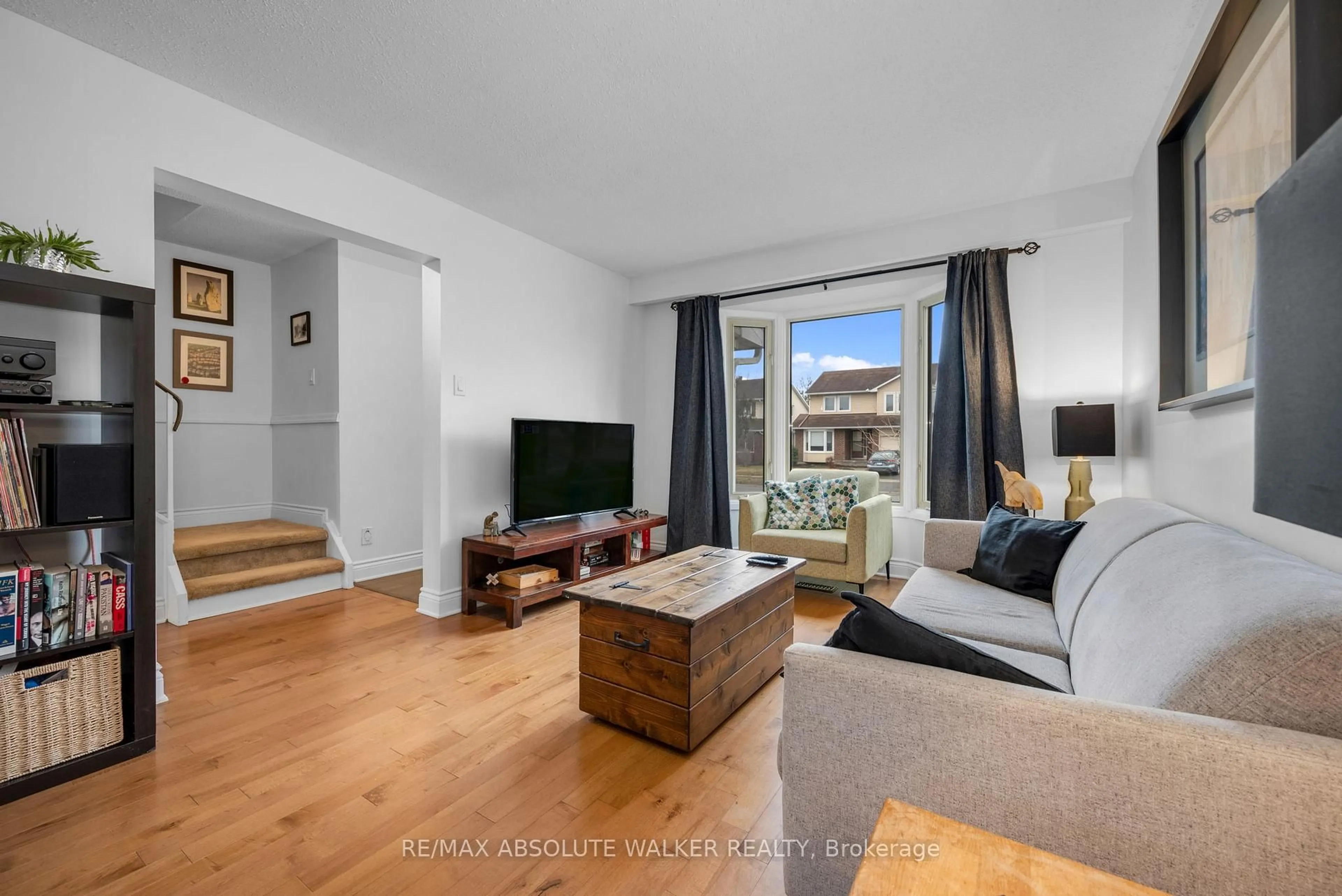 Living room with furniture, unknown for 6289 Vorlage Dr, Ottawa Ontario K1C 2E4