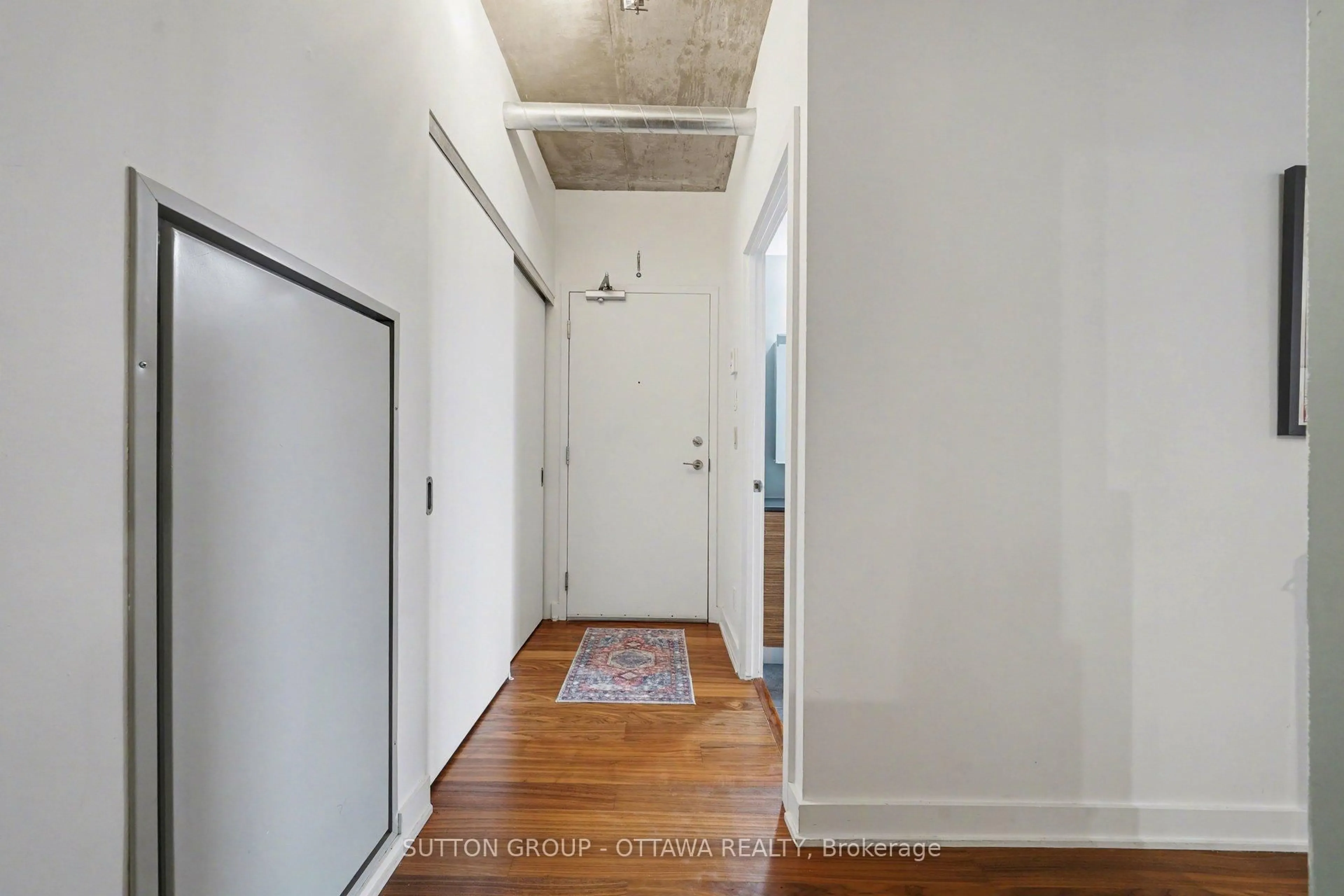 Indoor entryway for 354 Gladstone Ave #323, Ottawa Ontario K2P 0R4