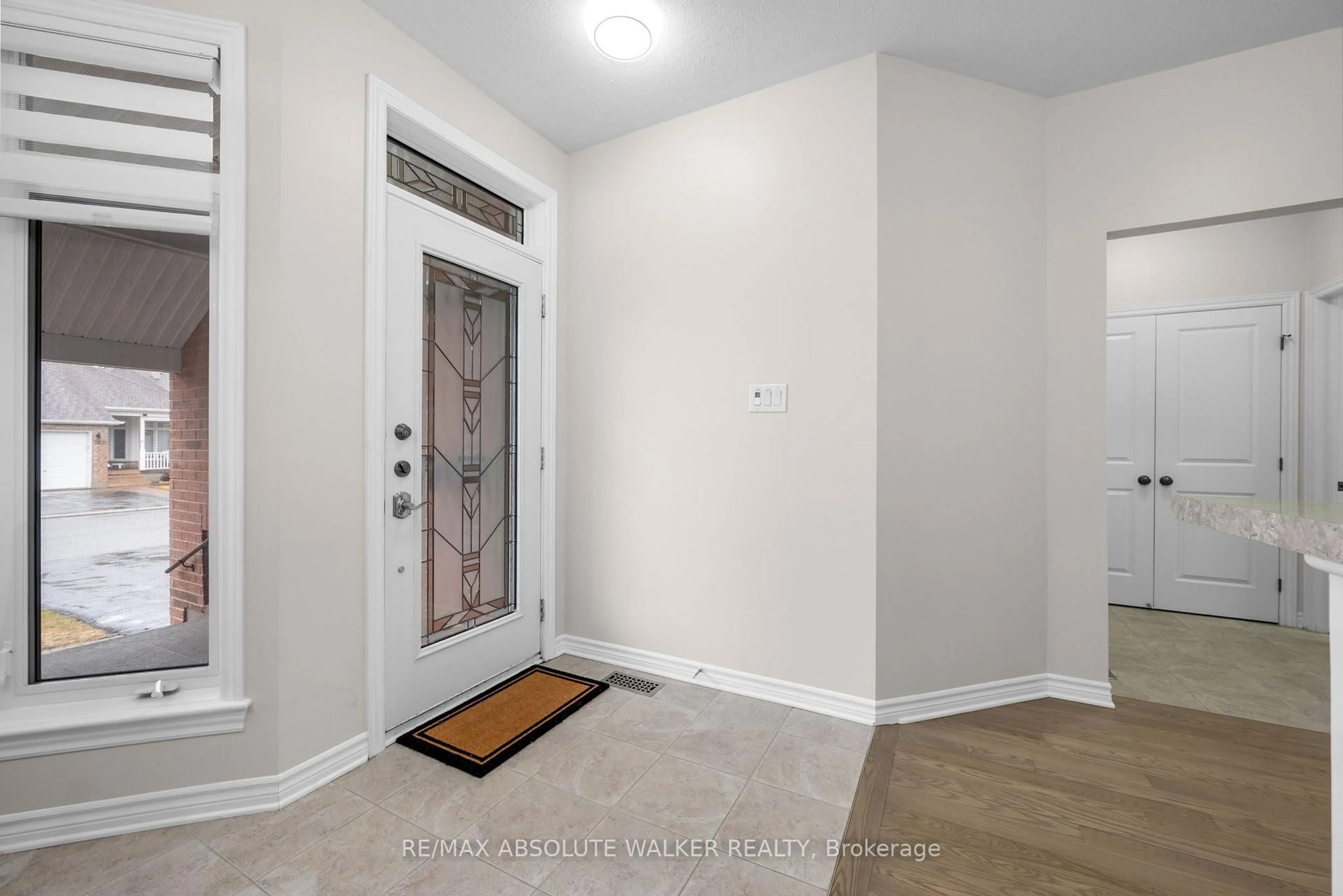 Indoor entryway for 261 Bulrush Cres, Ottawa Ontario K1T 0E5