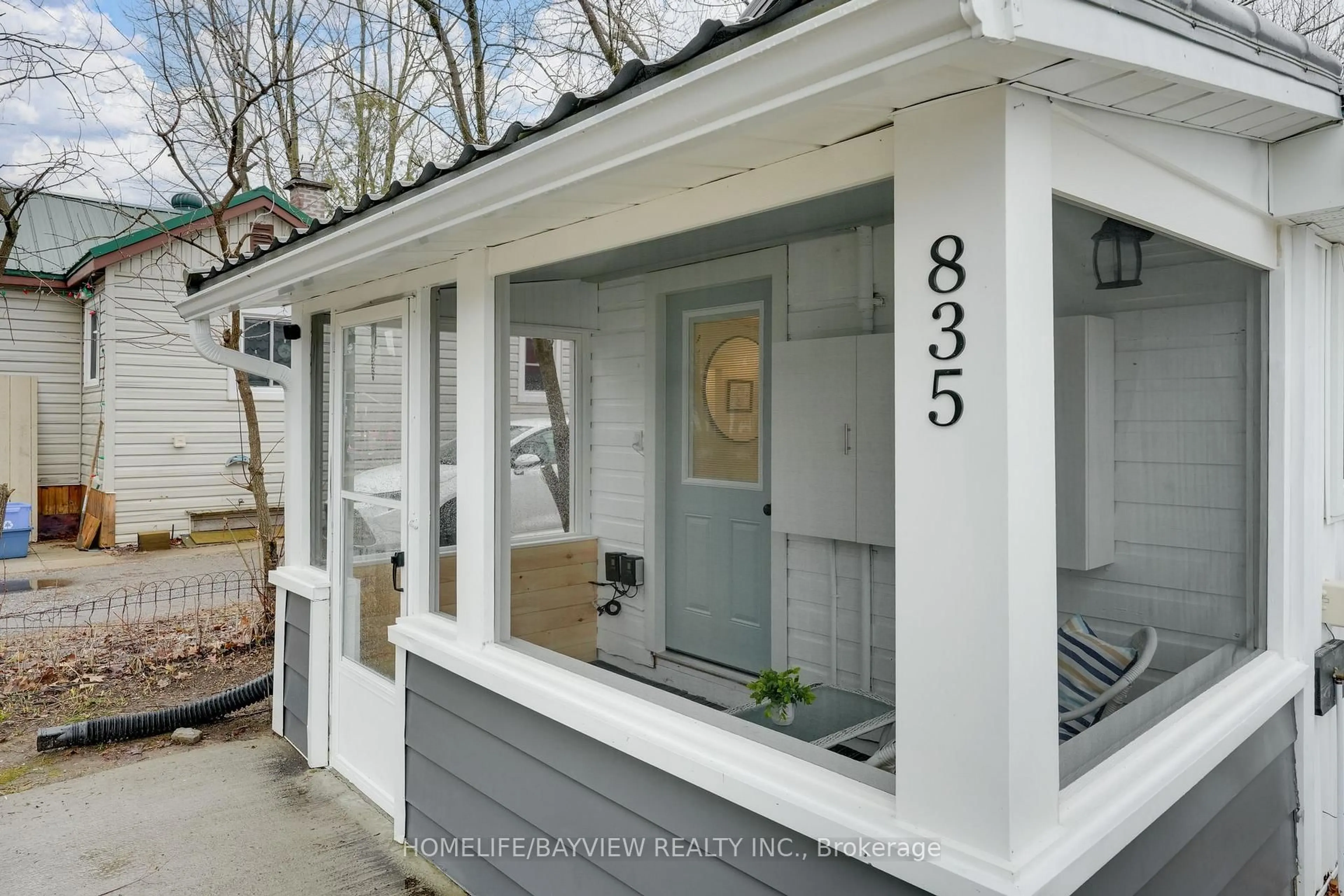 Indoor entryway for 835 First St, Gravenhurst Ontario P1P 1K3