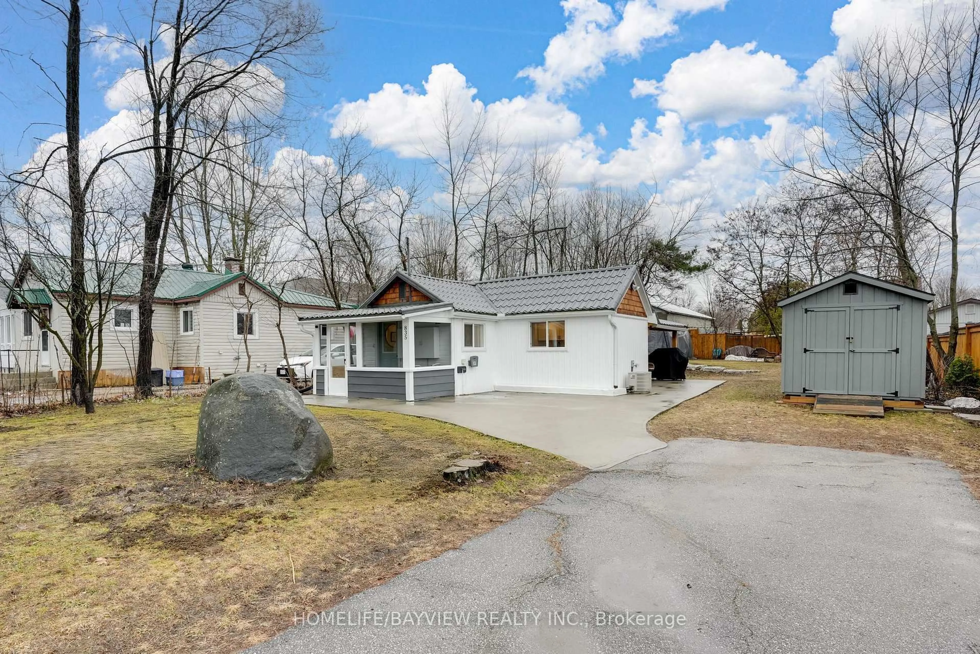 A pic from outside/outdoor area/front of a property/back of a property/a pic from drone, street for 835 First St, Gravenhurst Ontario P1P 1K3