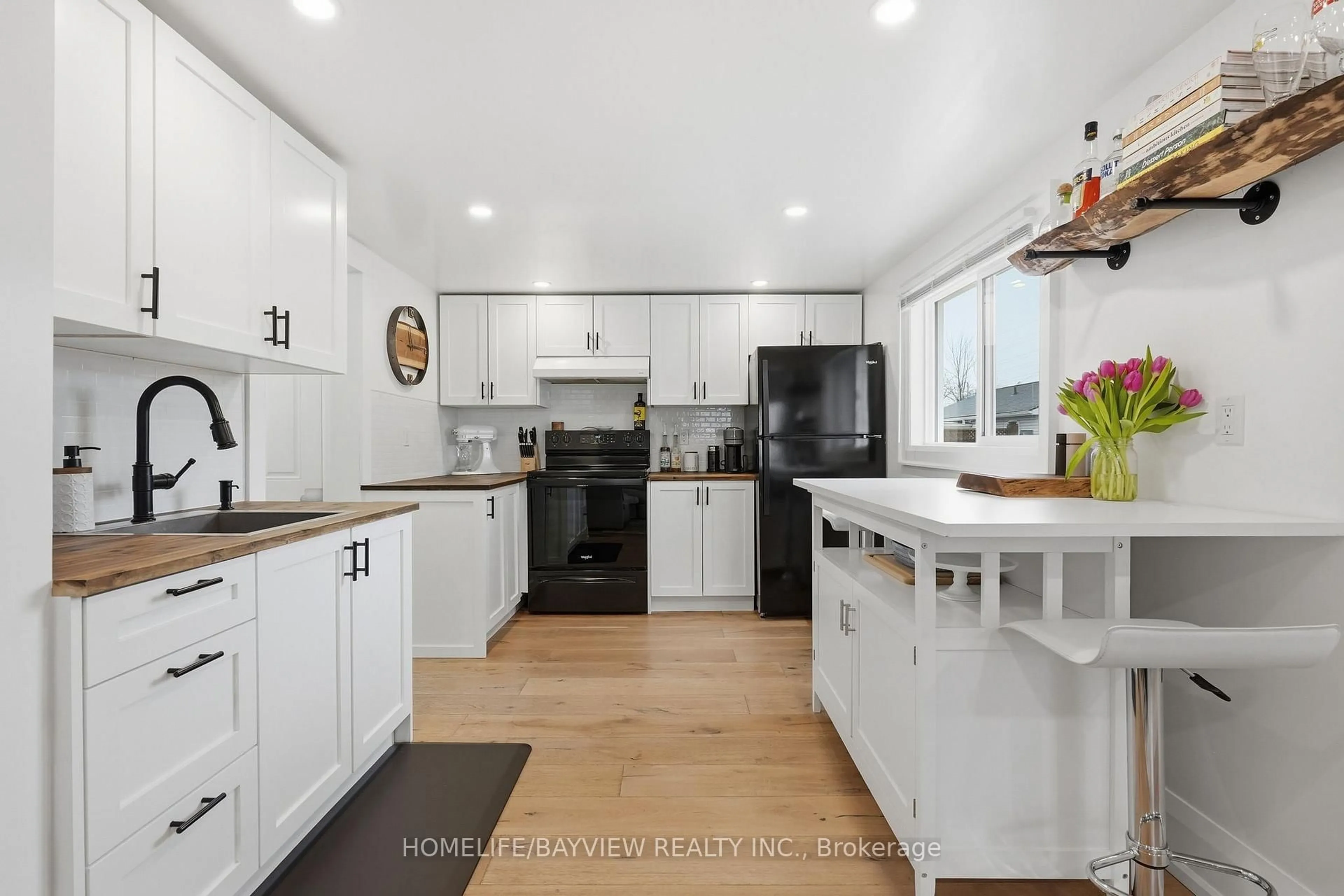 Open concept kitchen, unknown for 835 First St, Gravenhurst Ontario P1P 1K3