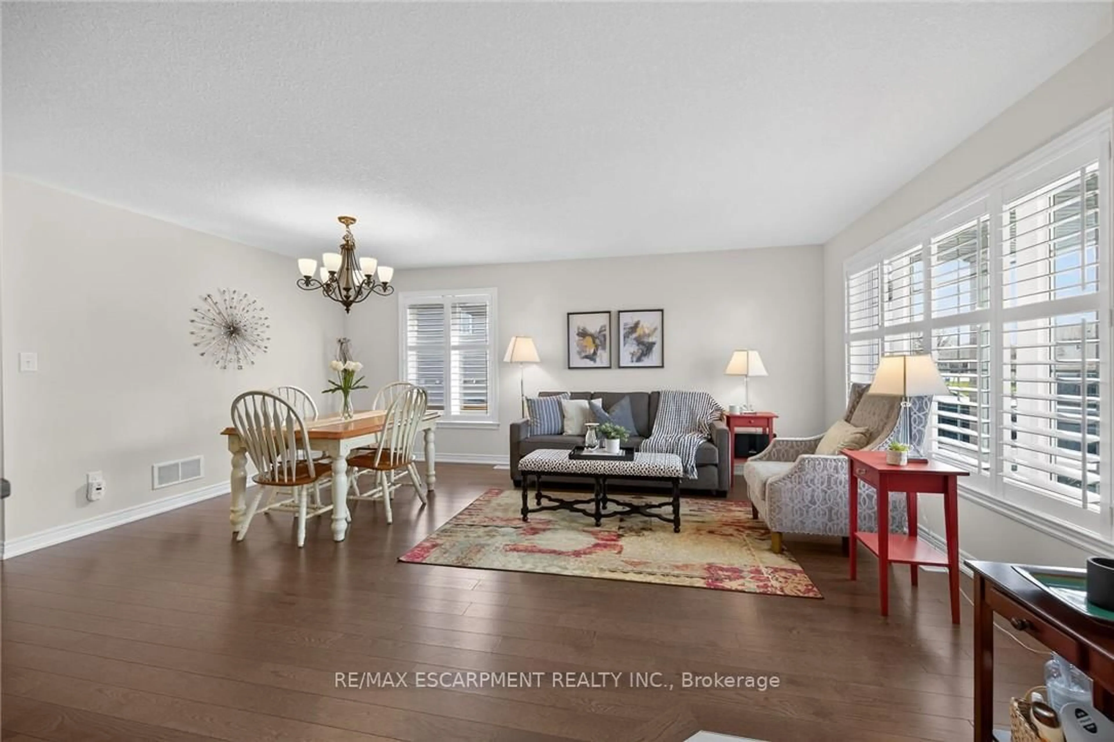 Living room with furniture, unknown for 27 Bonnie Dr, Haldimand Ontario N0A 1H0