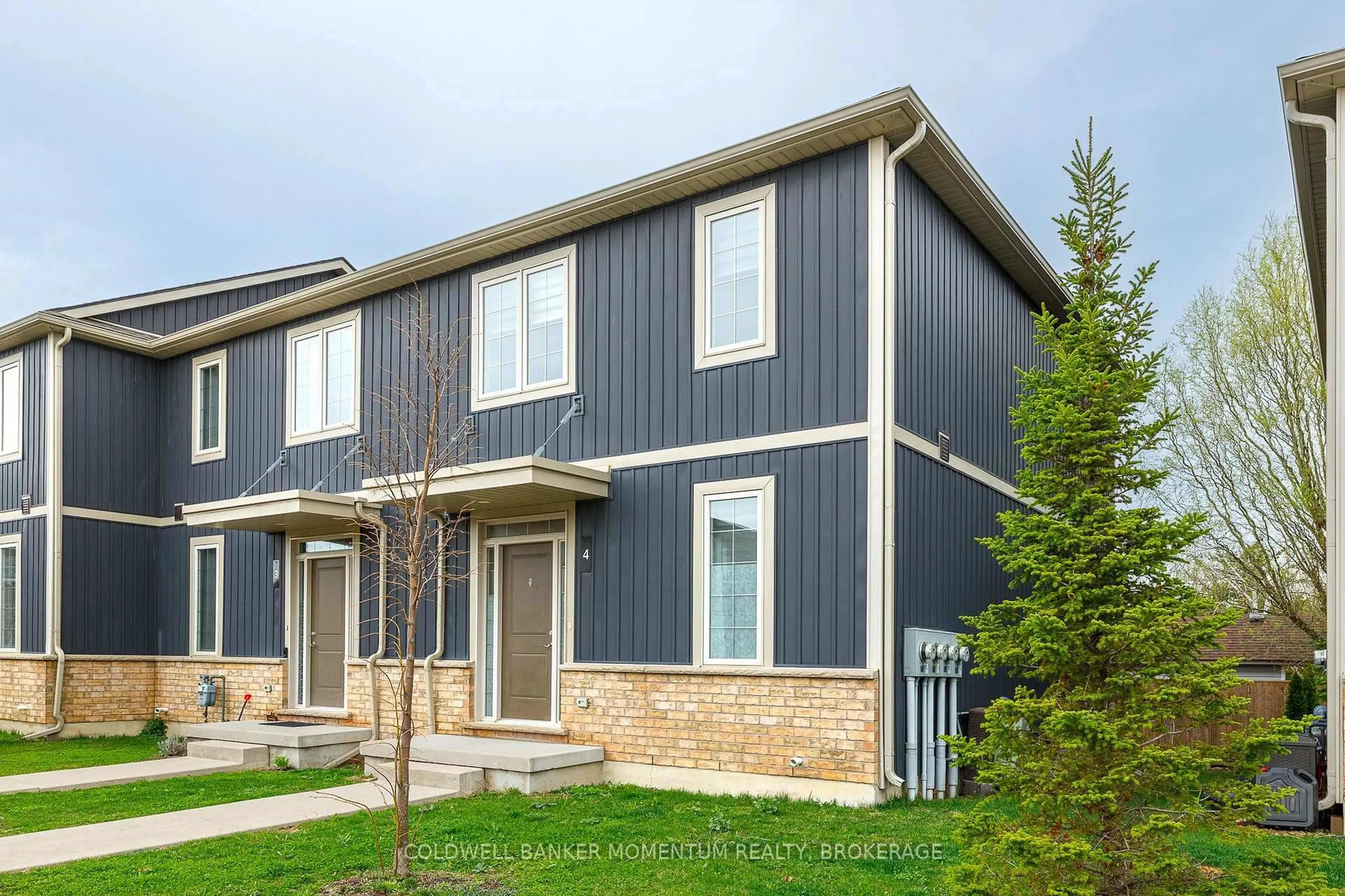 Home with vinyl exterior material, street for 18 Corbin St #4, St. Catharines Ontario L2P 0E8