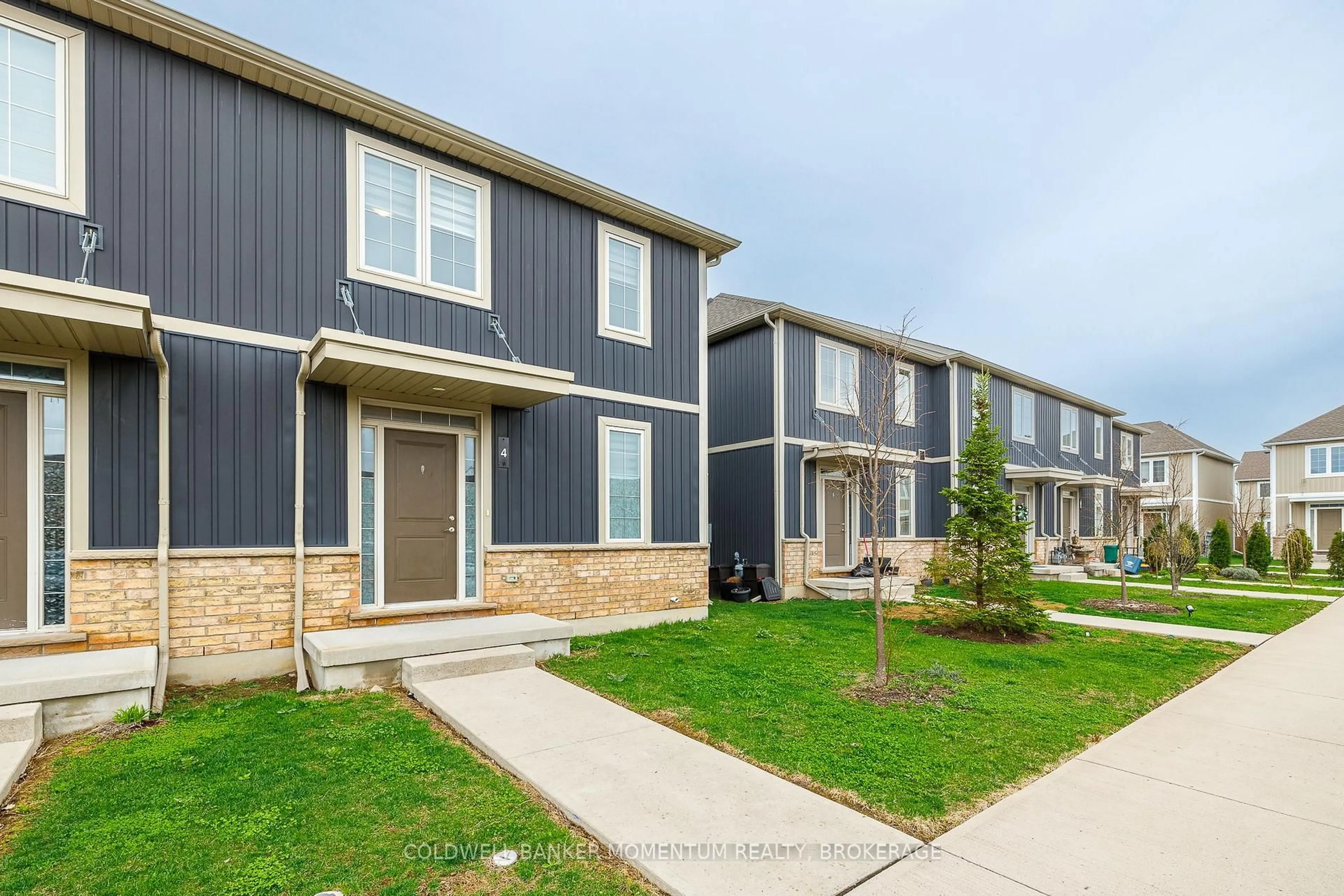 Home with vinyl exterior material, street for 18 Corbin St #4, St. Catharines Ontario L2P 0E8