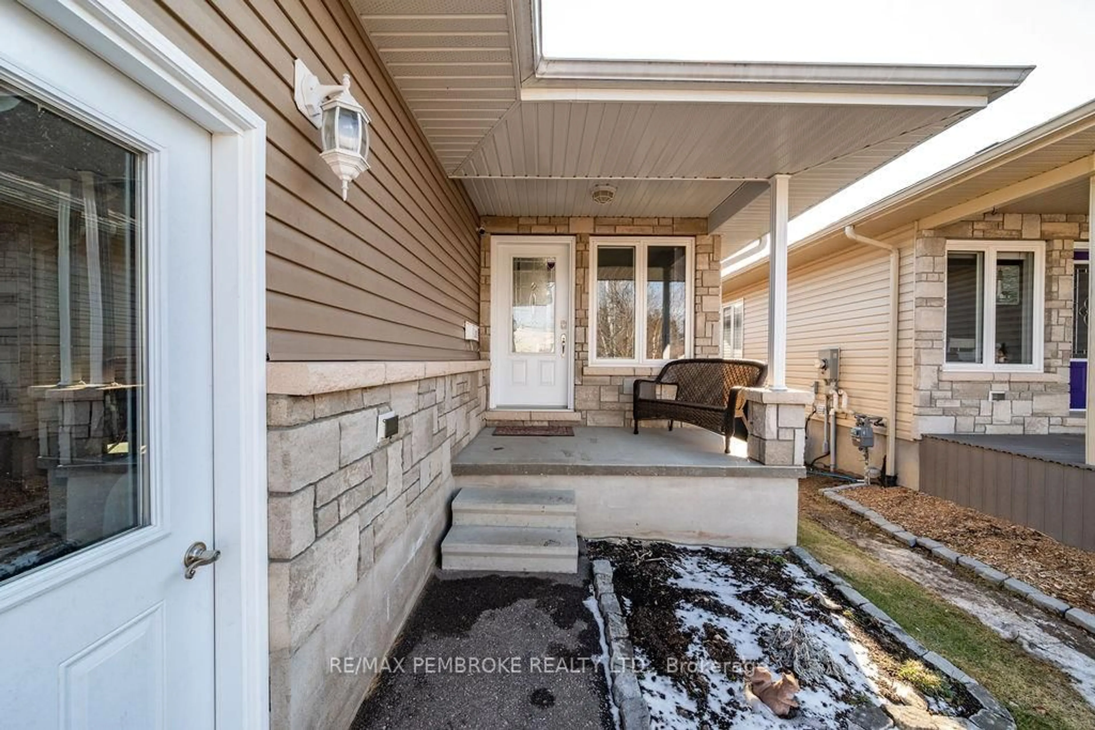 Indoor entryway for 292 Mckenzie St, Pembroke Ontario K8A 3V7