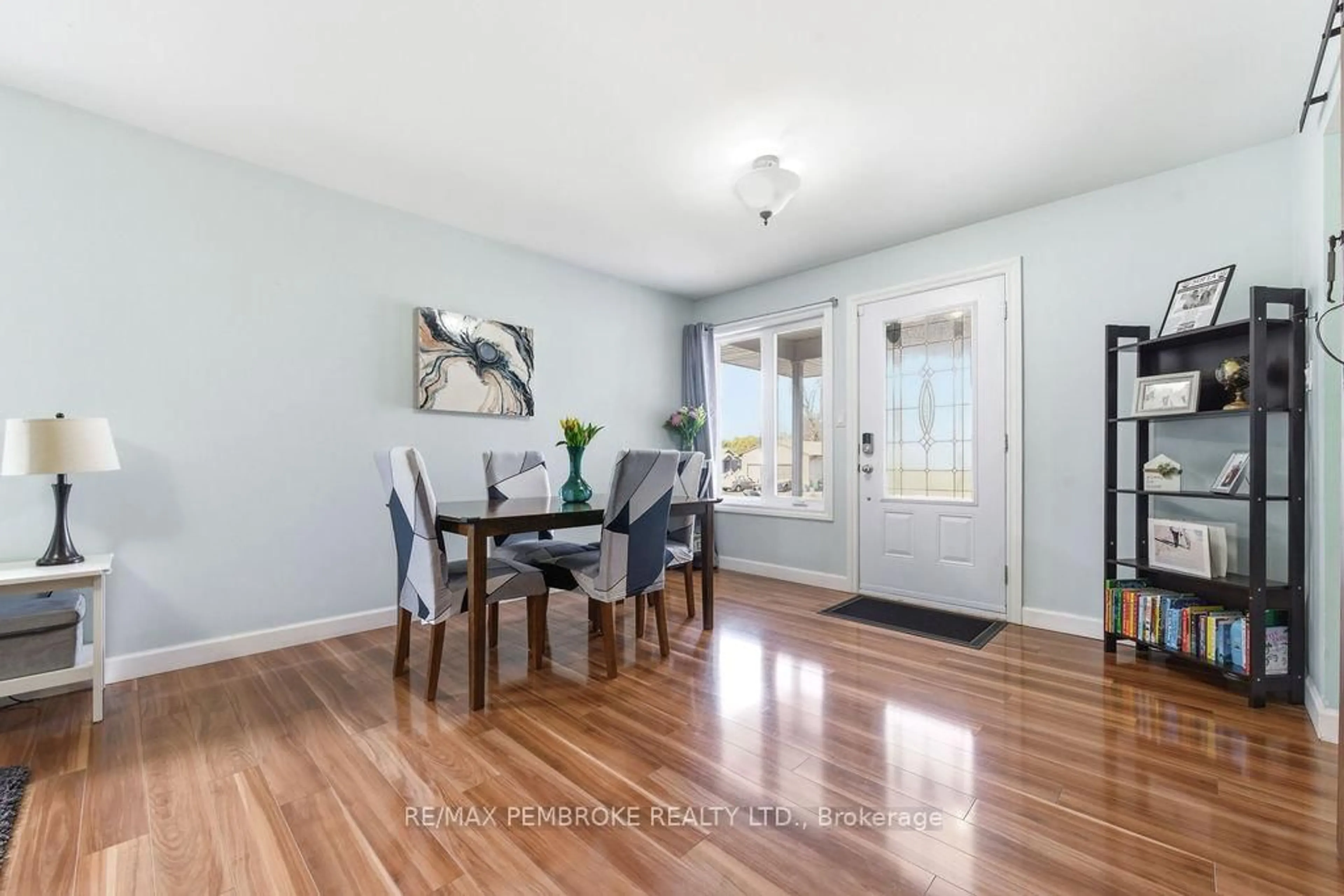 Dining room, wood/laminate floor for 292 Mckenzie St, Pembroke Ontario K8A 3V7