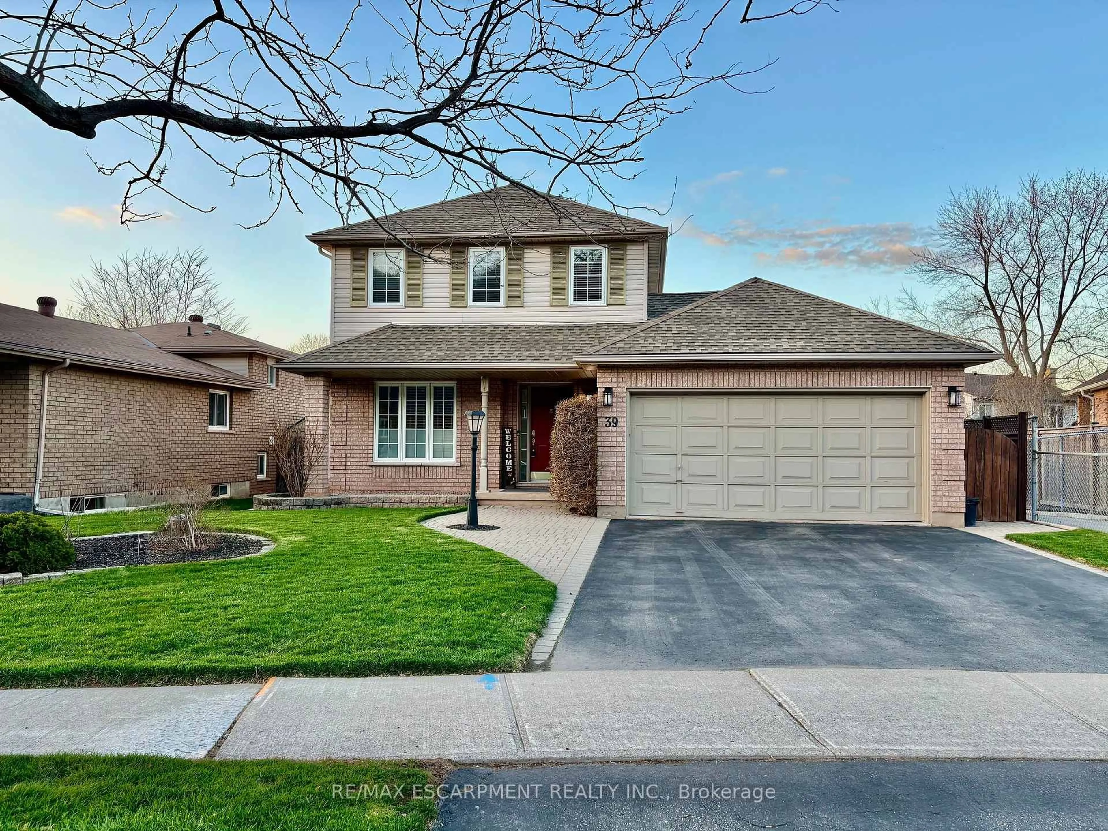 Home with brick exterior material, street for 39 Colonial Cres, Grimsby Ontario L3M 5H3