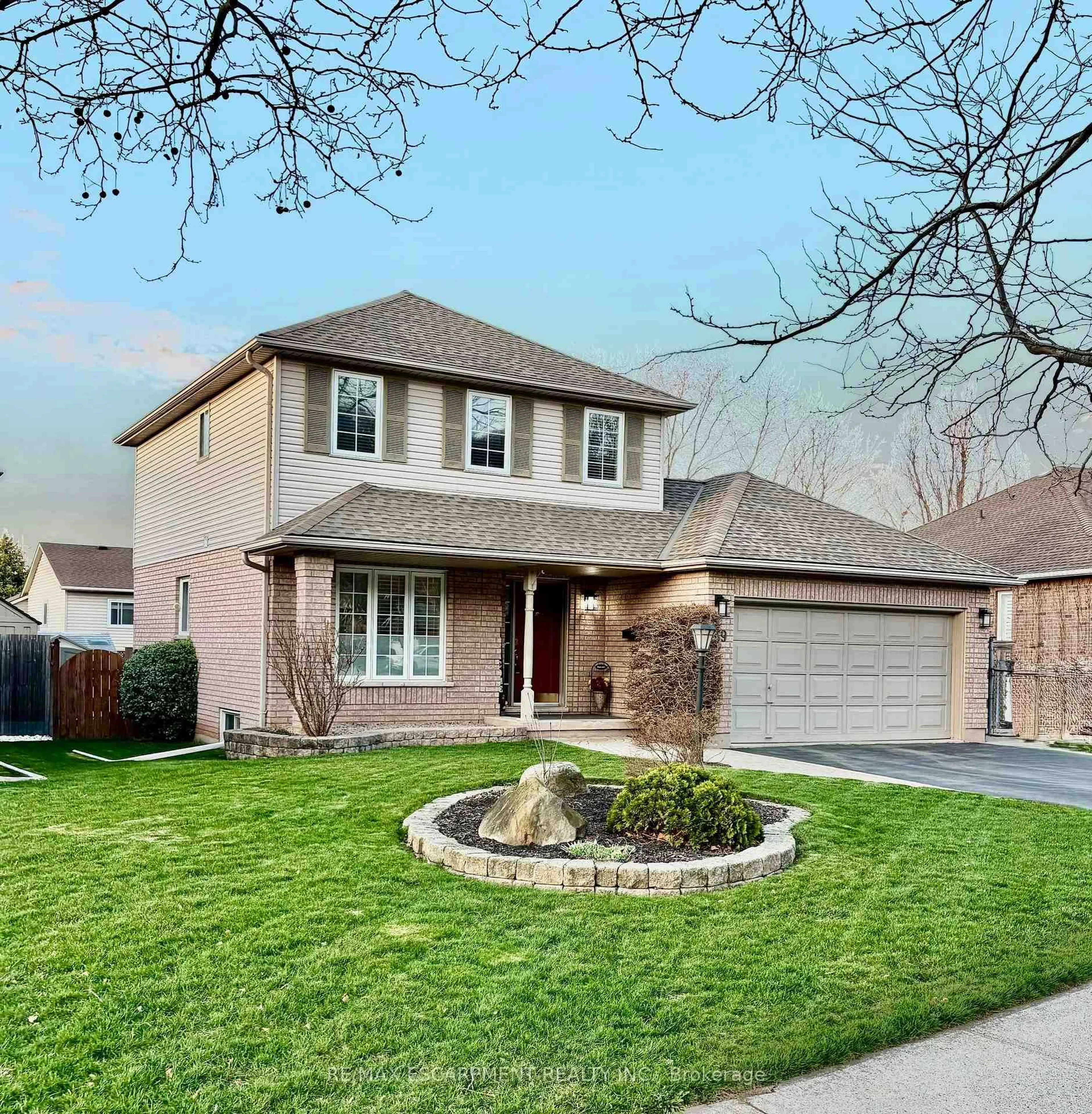 Home with brick exterior material, street for 39 Colonial Cres, Grimsby Ontario L3M 5H3