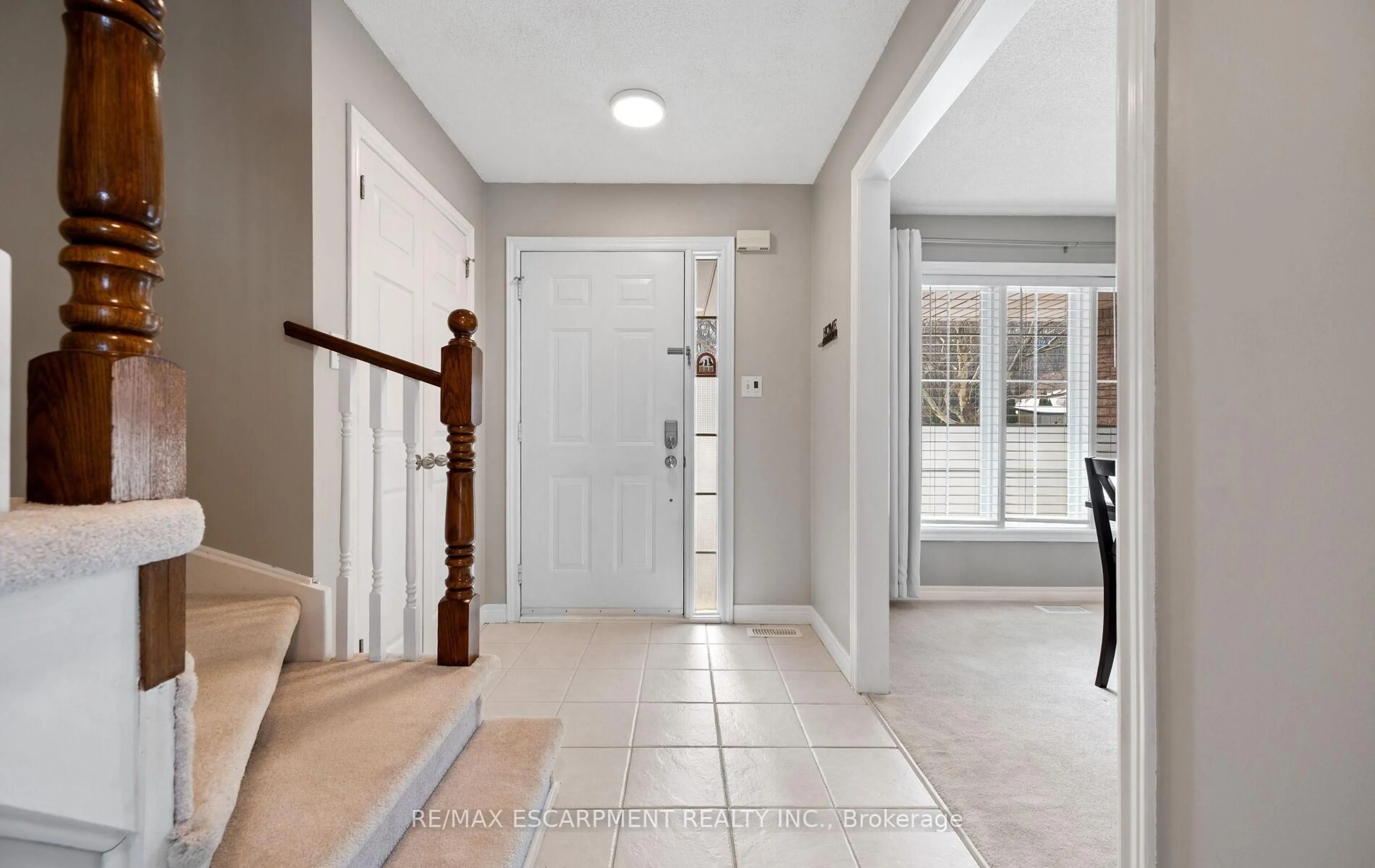 Indoor entryway for 39 Colonial Cres, Grimsby Ontario L3M 5H3