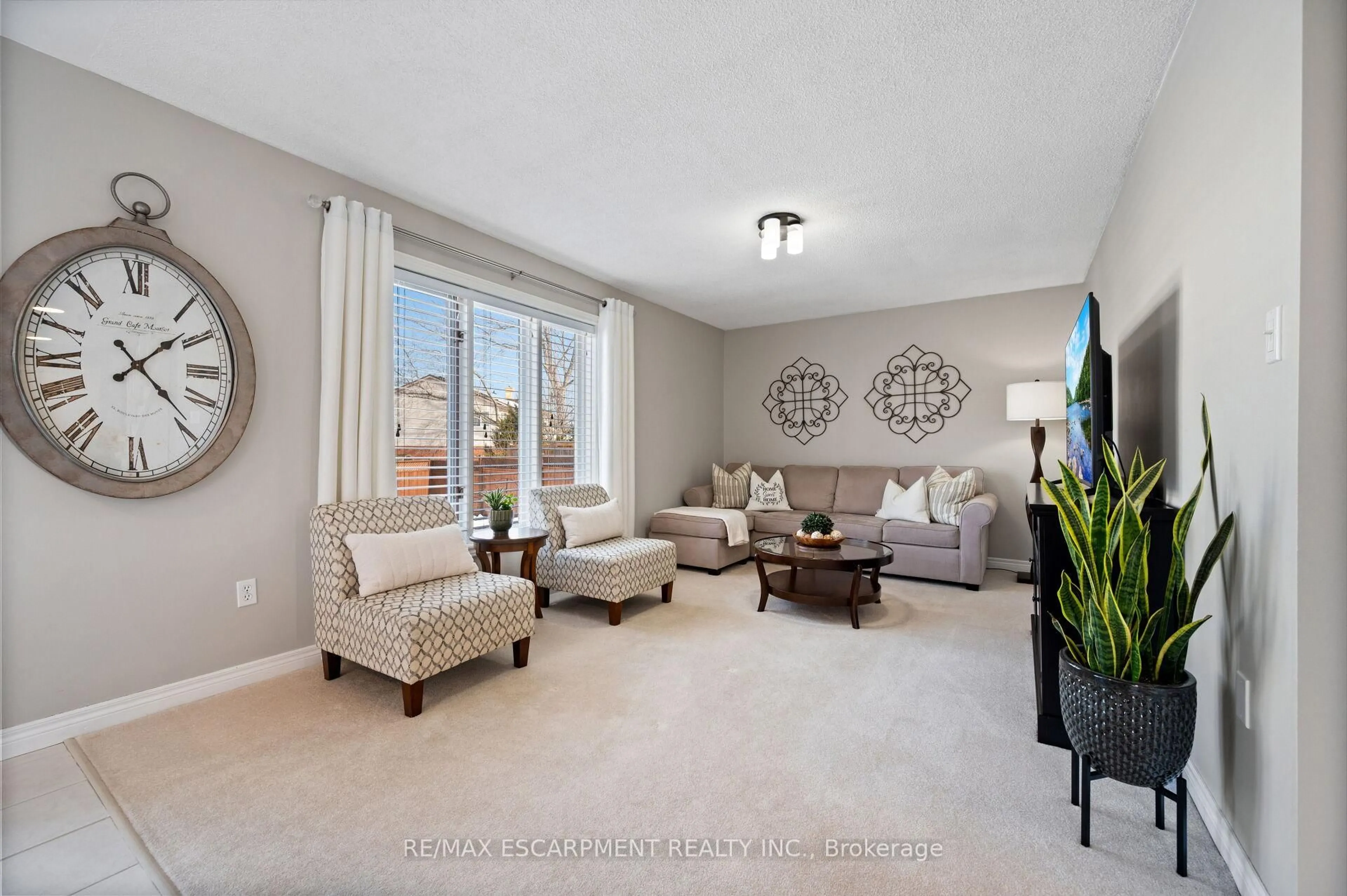 Living room with furniture, unknown for 39 Colonial Cres, Grimsby Ontario L3M 5H3