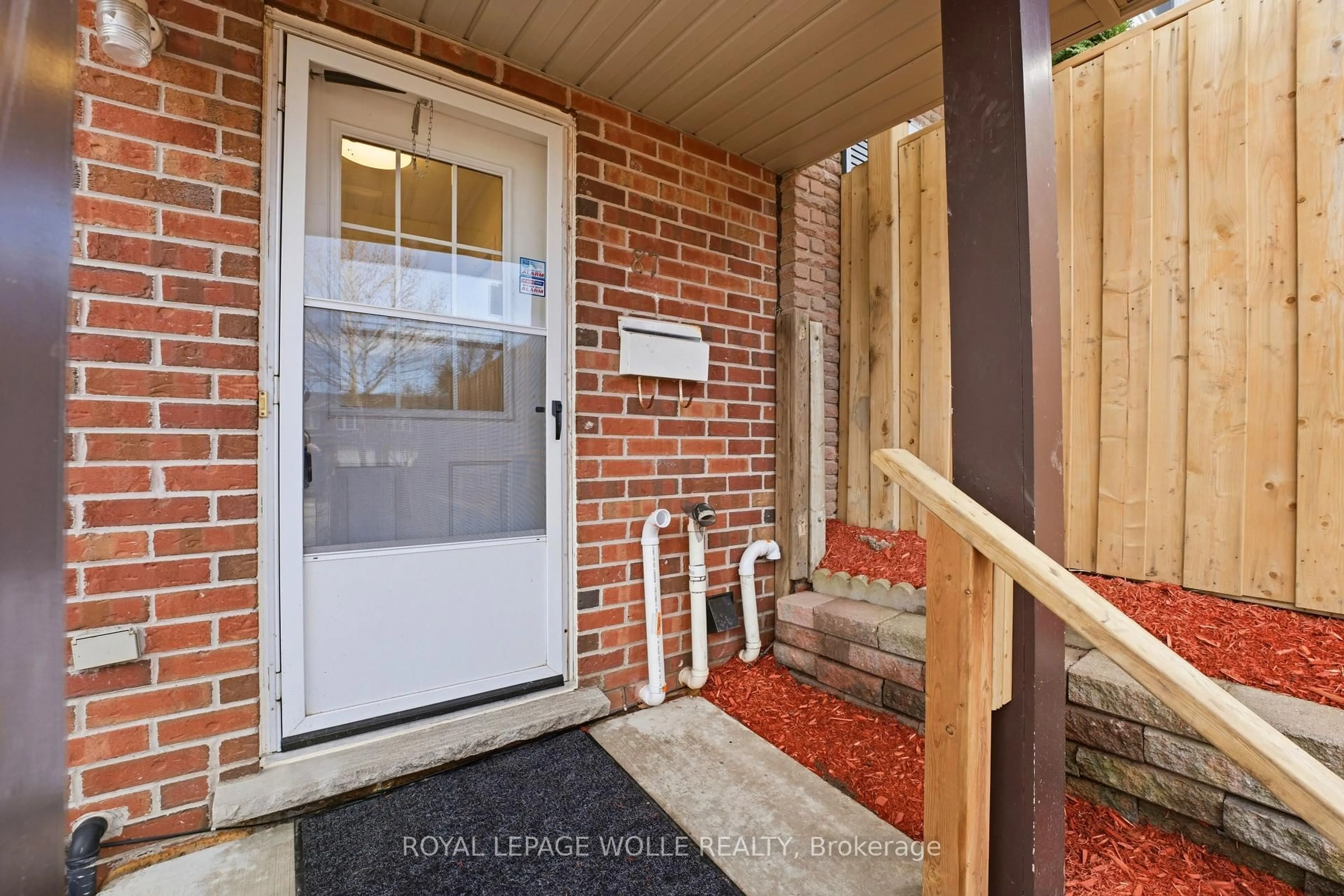 Indoor entryway for 87 Ralgreen Cres, Waterloo Ontario N2M 1V1