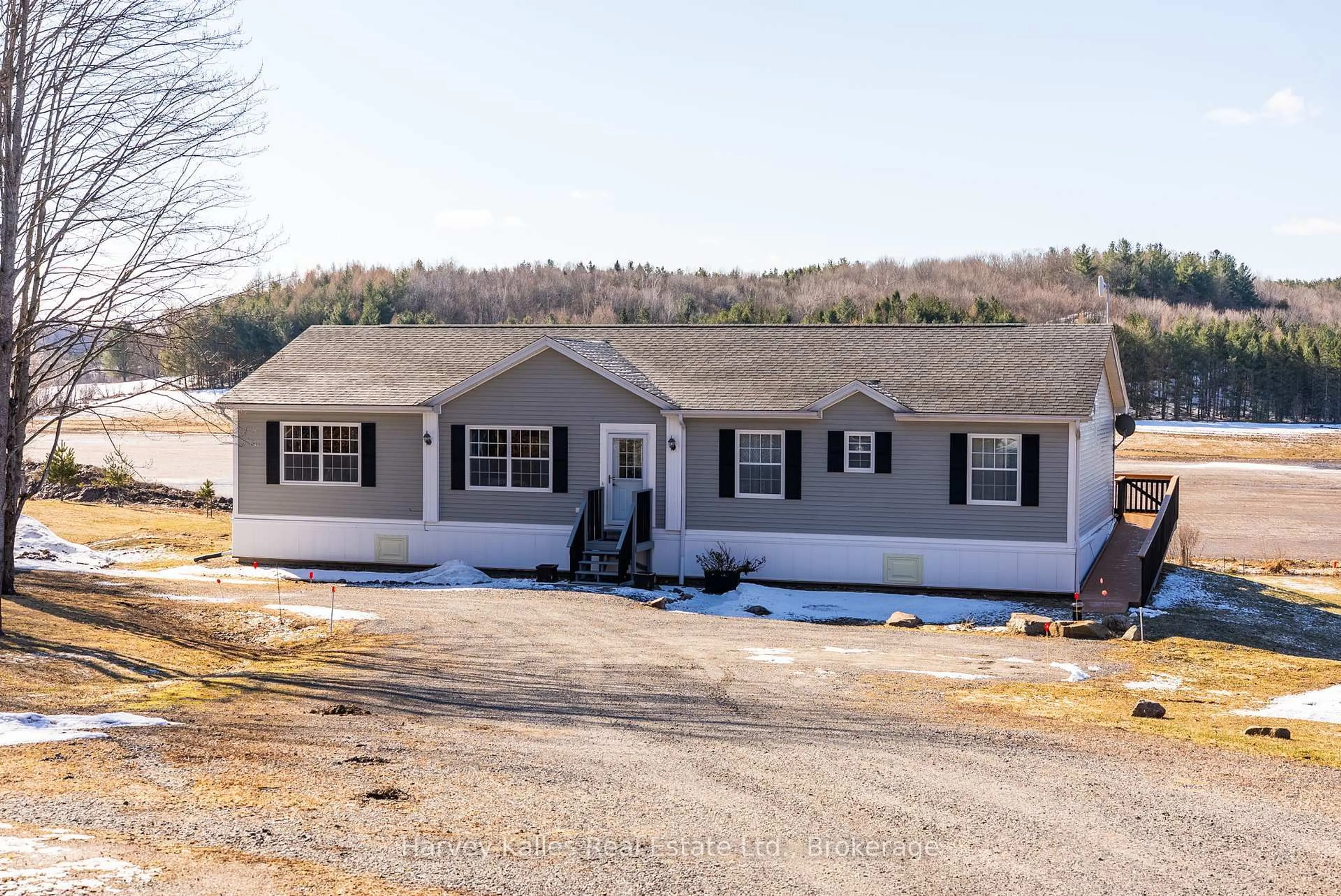 Home with vinyl exterior material, unknown for 1120 Shea Rd, Muskoka Lakes Ontario P0B 1M0