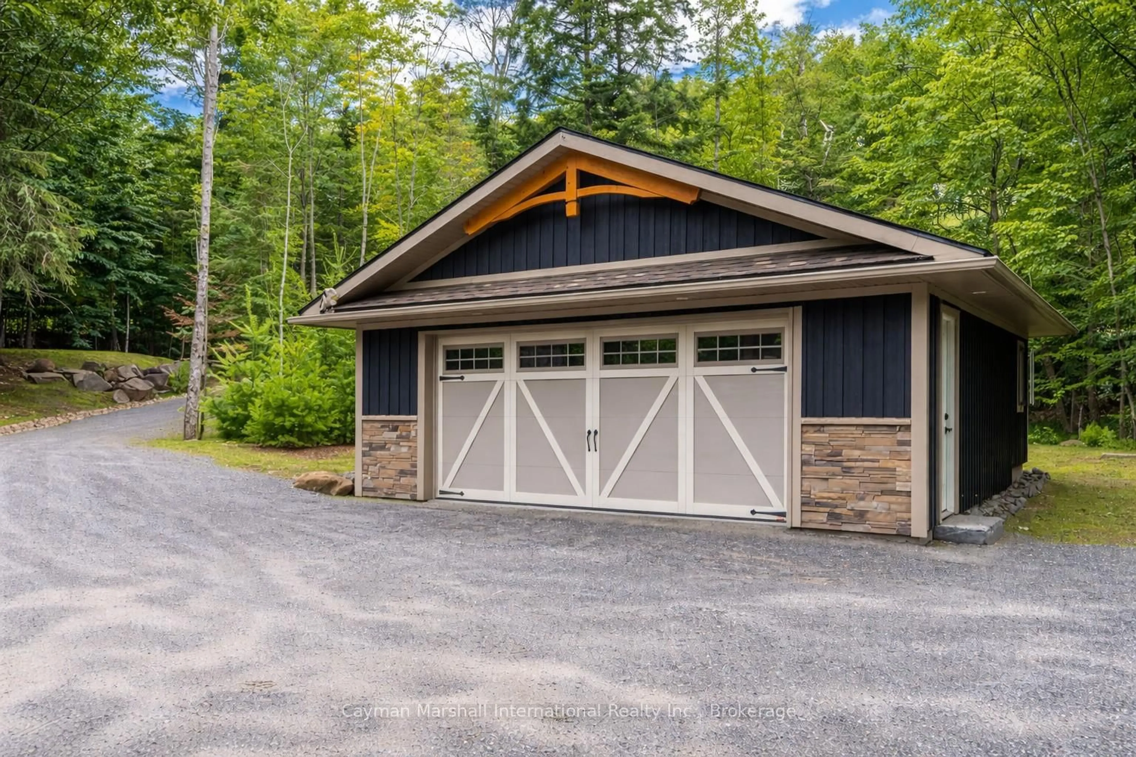 Indoor garage for 2779 SOUTH PORTAGE Rd, Lake of Bays Ontario P1H 2J3
