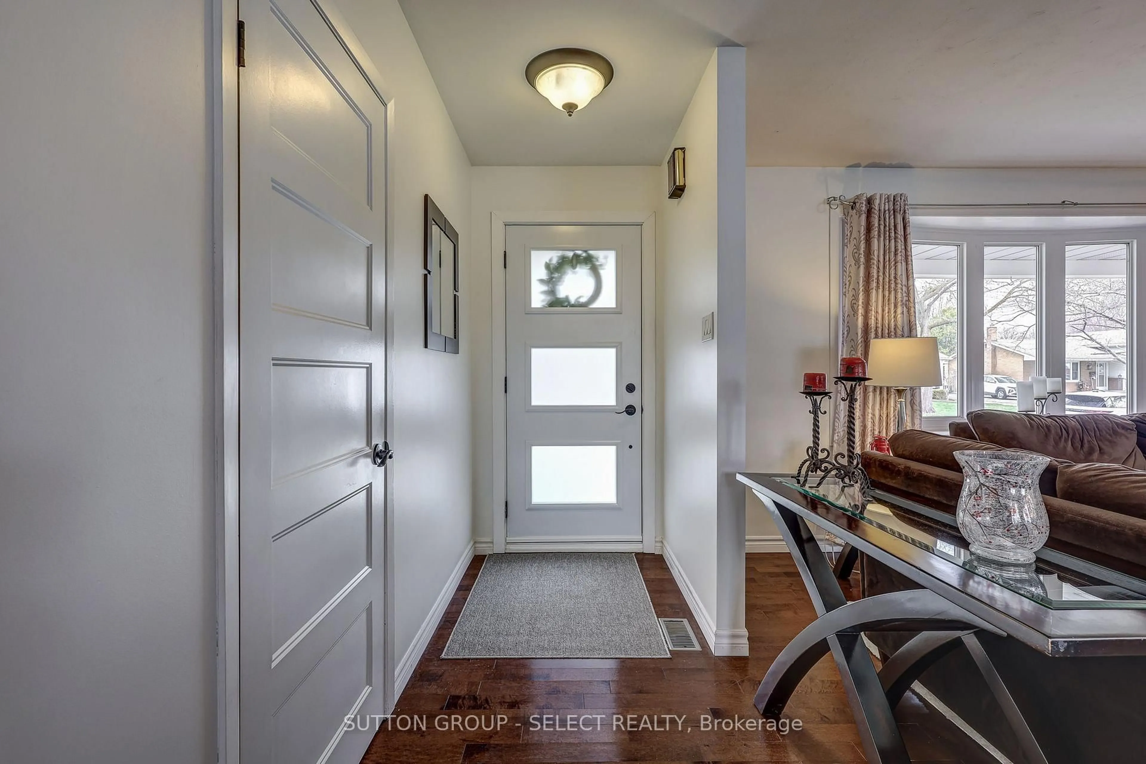 Indoor entryway for 116 DOWNING Cres, London South Ontario N6C 3C8