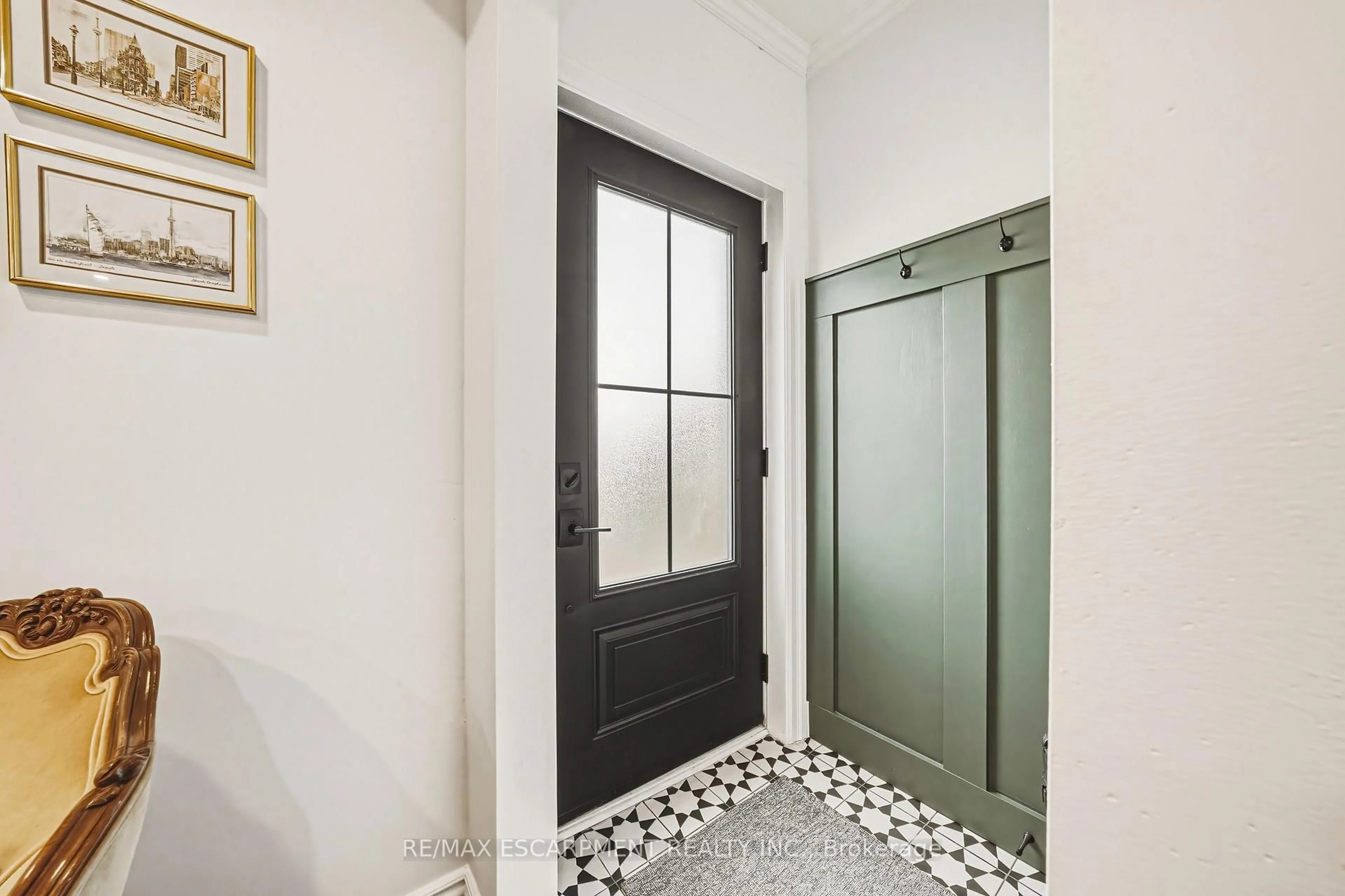 Indoor entryway for 153 Elgin St, Hamilton Ontario L8L 4Y1