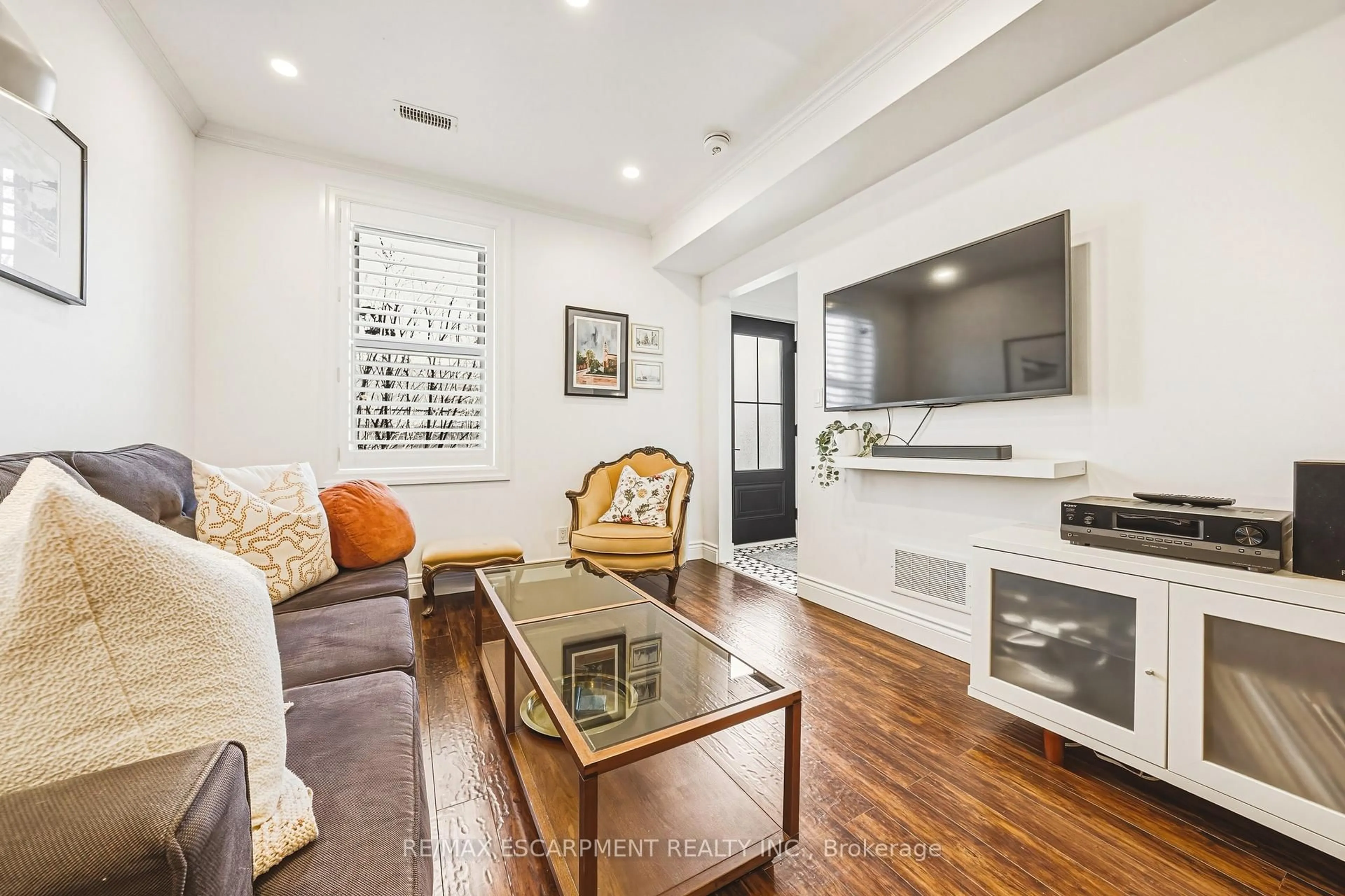 Living room with furniture, unknown for 153 Elgin St, Hamilton Ontario L8L 4Y1