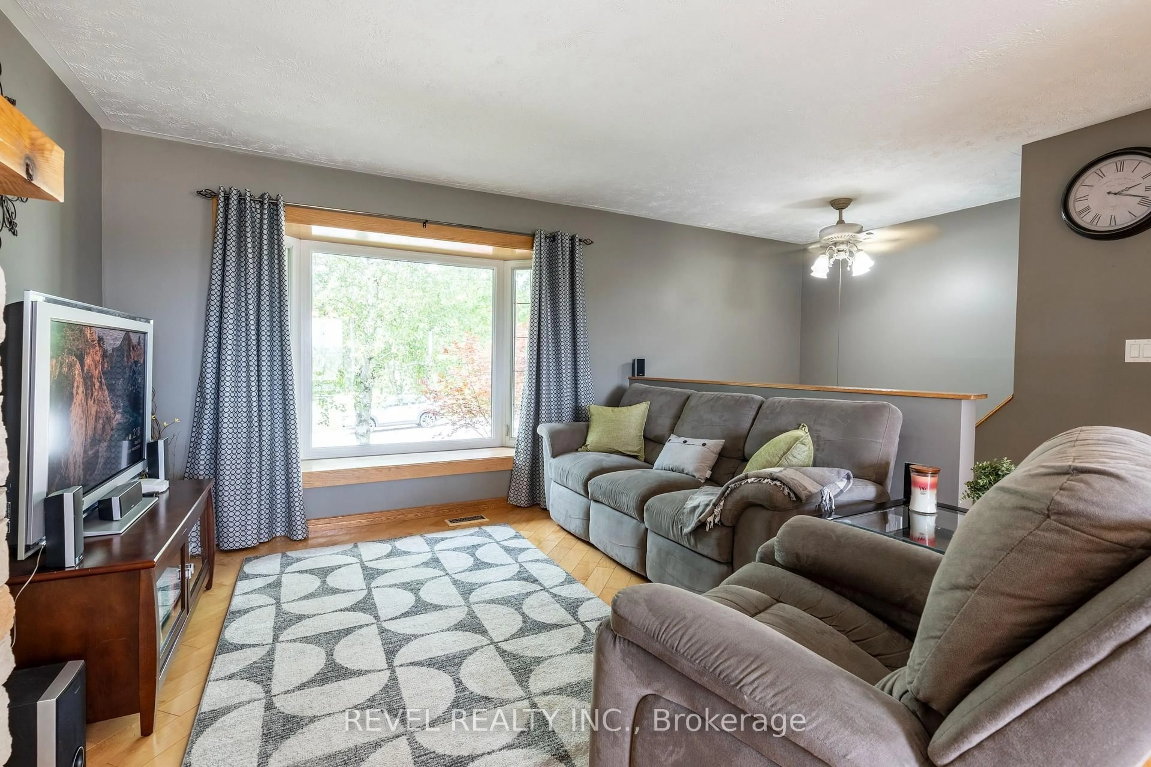 Living room with furniture, wood/laminate floor for 29 Armstrong Cres, Grey Highlands Ontario N0C 1H0
