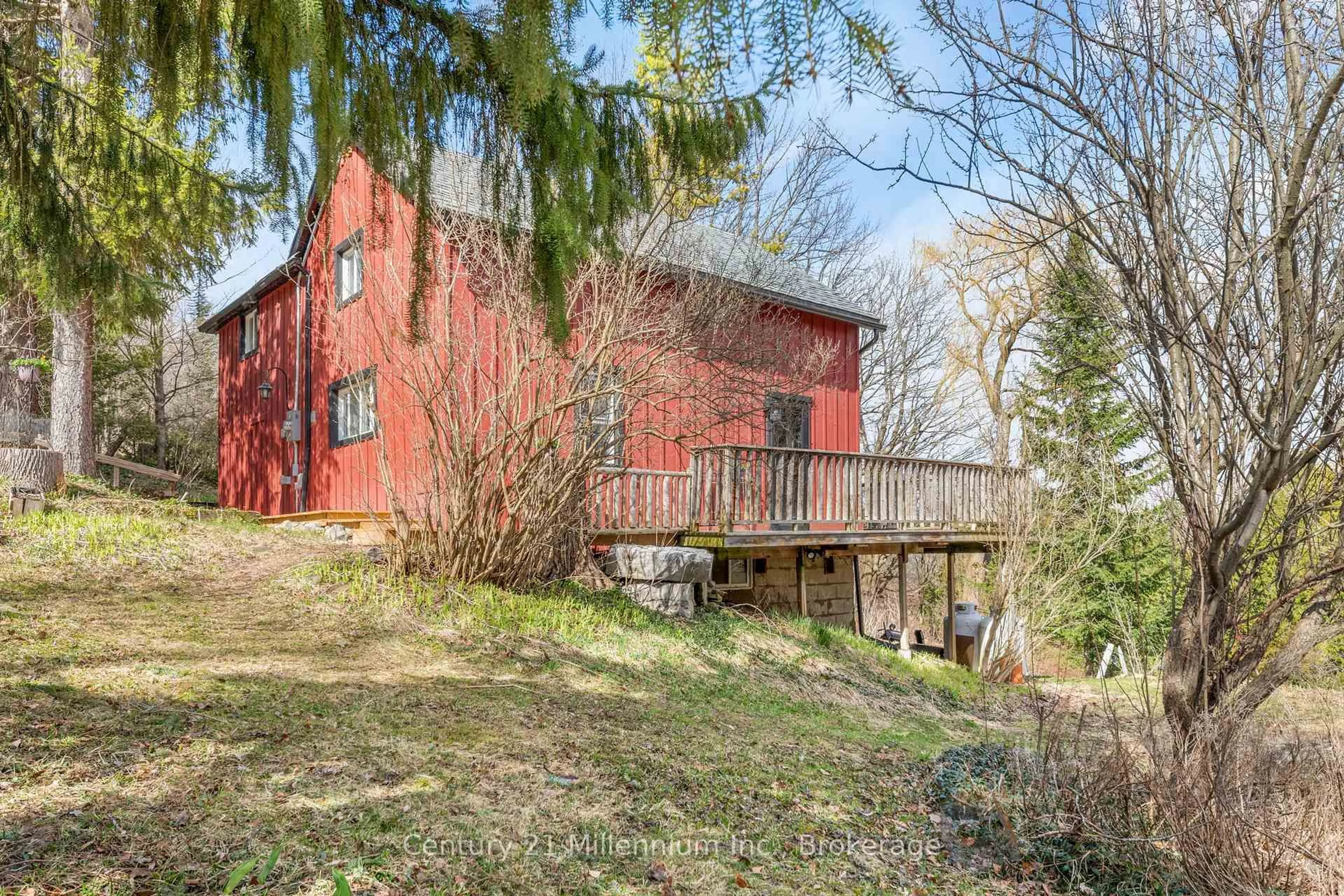 A pic from outside/outdoor area/front of a property/back of a property/a pic from drone, unknown for 415877 Tenth Line, Blue Mountains Ontario N0H 1J0