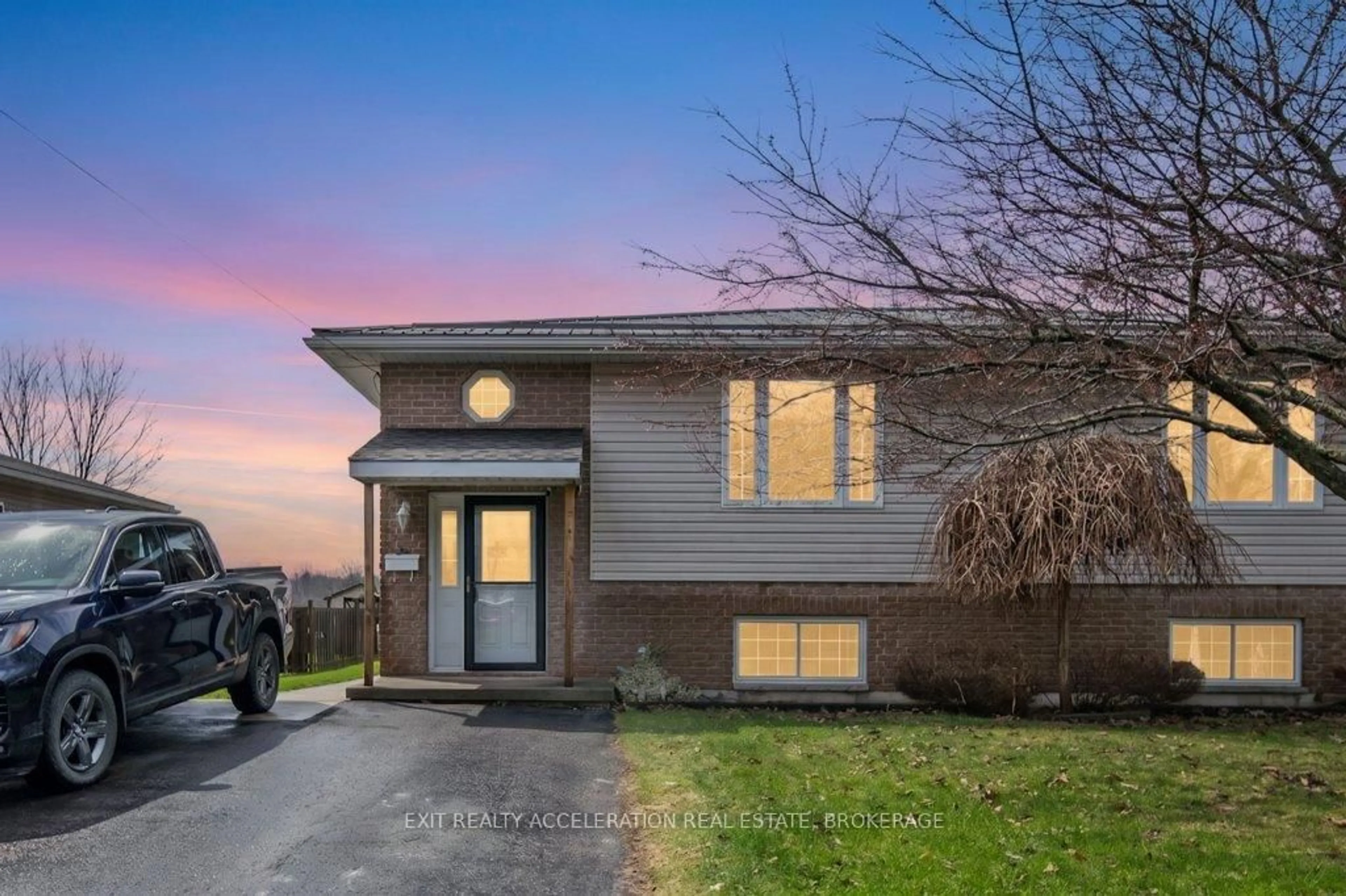 Home with vinyl exterior material, street for 105 Pearl St, Deseronto Ontario K0K 1X0