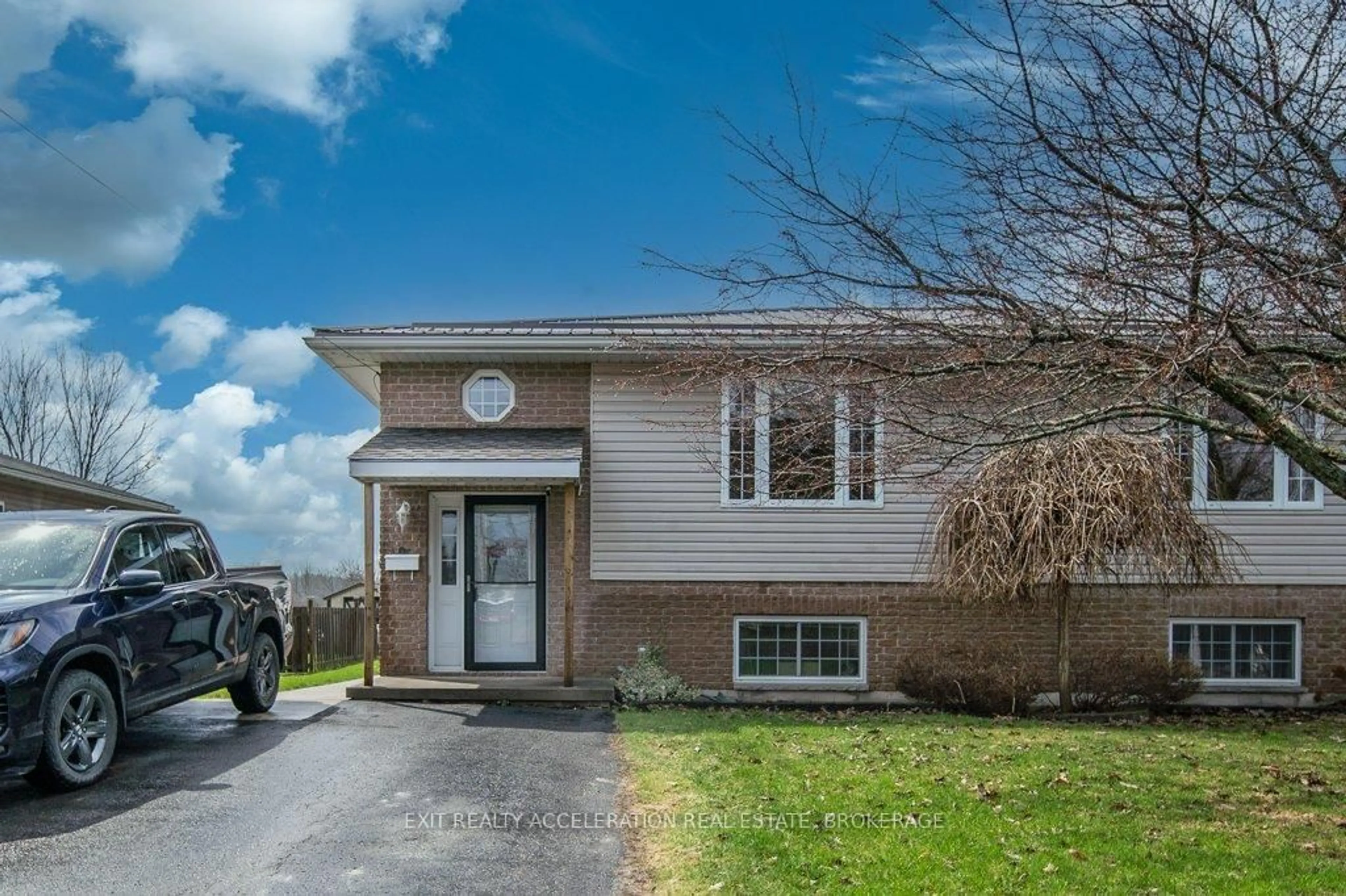 Home with vinyl exterior material, street for 105 Pearl St, Deseronto Ontario K0K 1X0