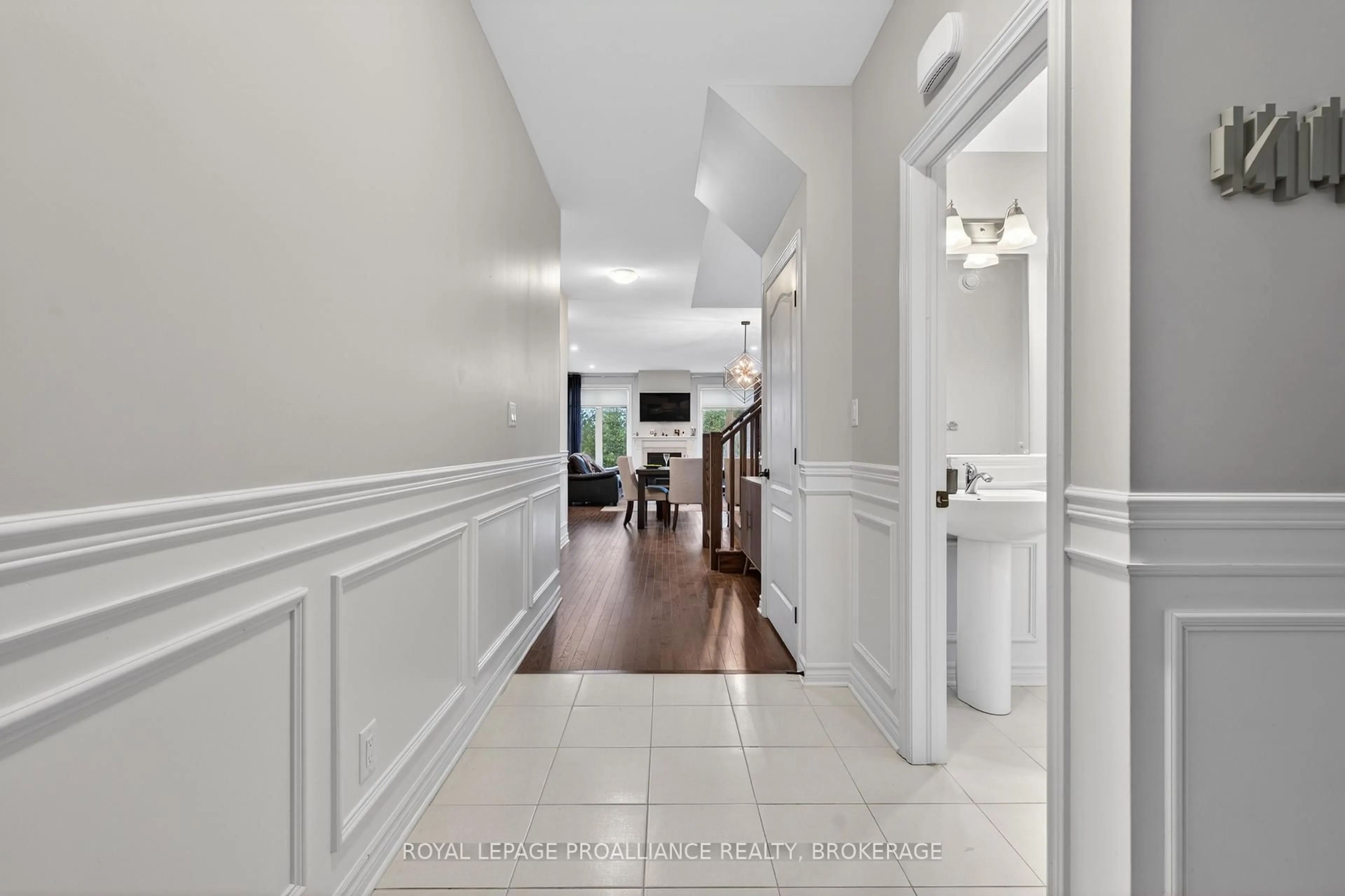 Indoor entryway for 1372 Monarch Dr, Kingston Ontario K7P 0S2