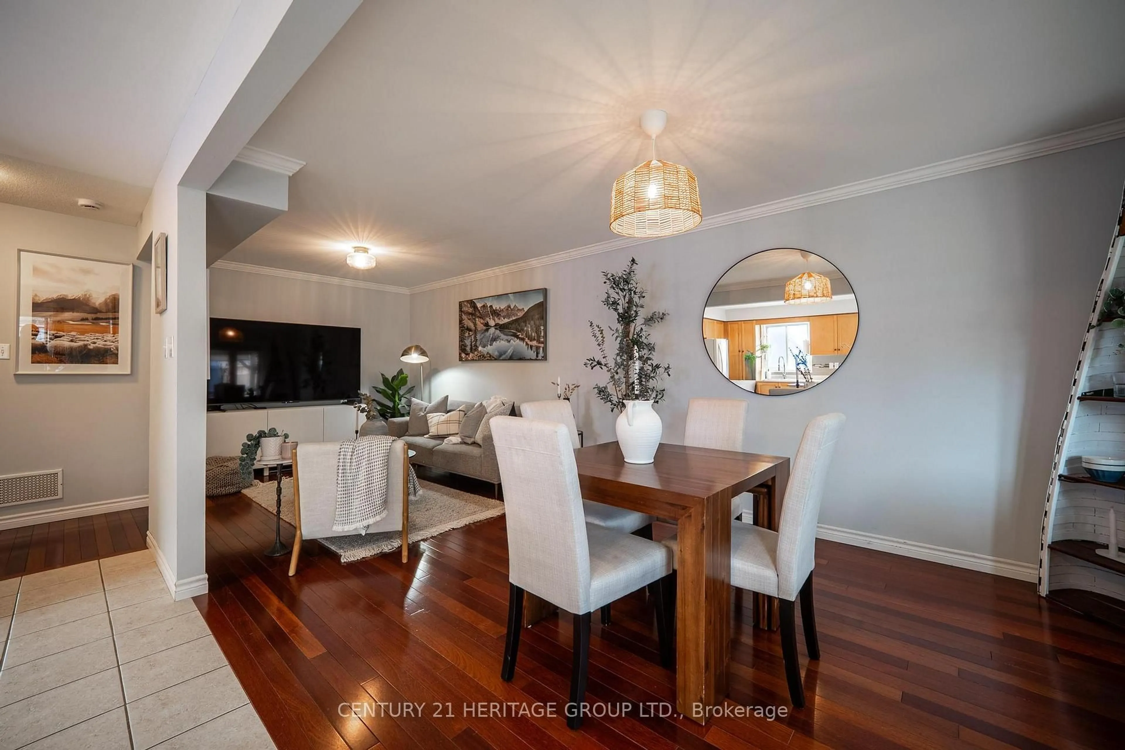 Dining room, wood/laminate floor for 4448 Dennis Ave, Lincoln Ontario L0R 1B5