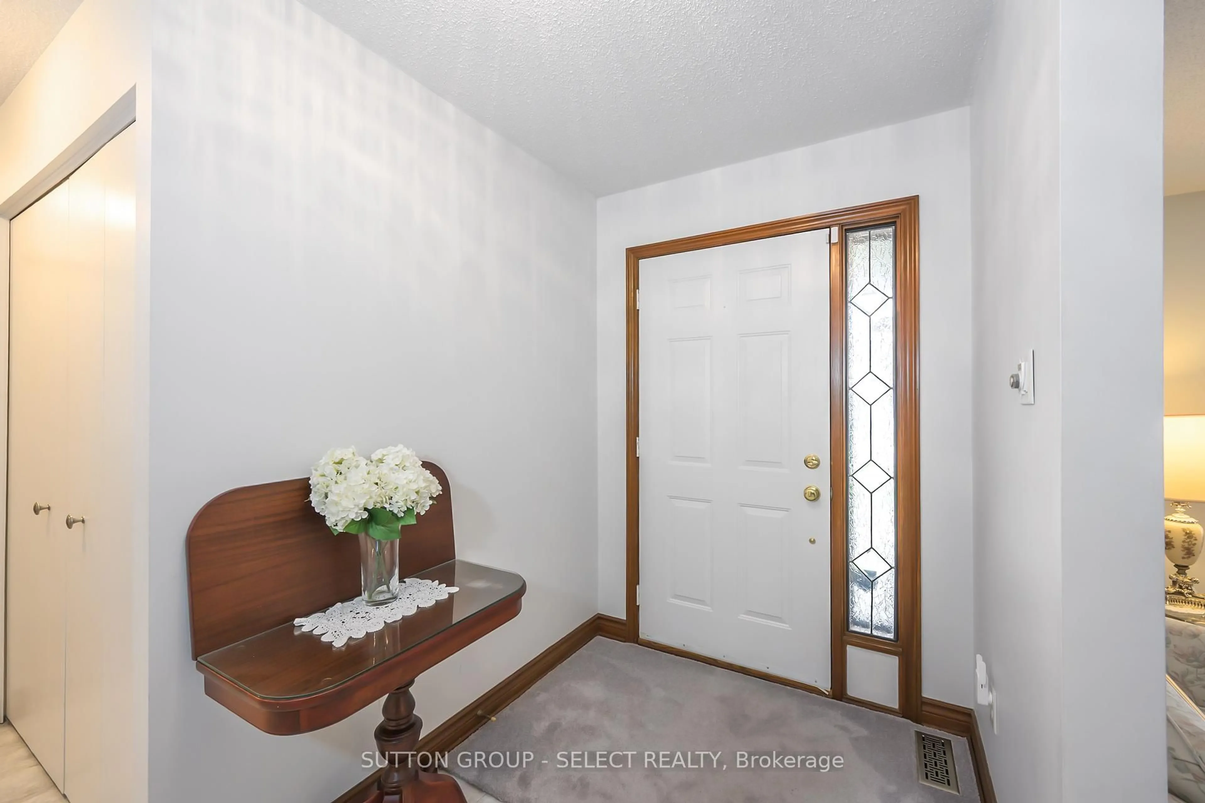 Indoor entryway for 260 VILLAGE GREEN Ave, London South Ontario N6J 3Z6