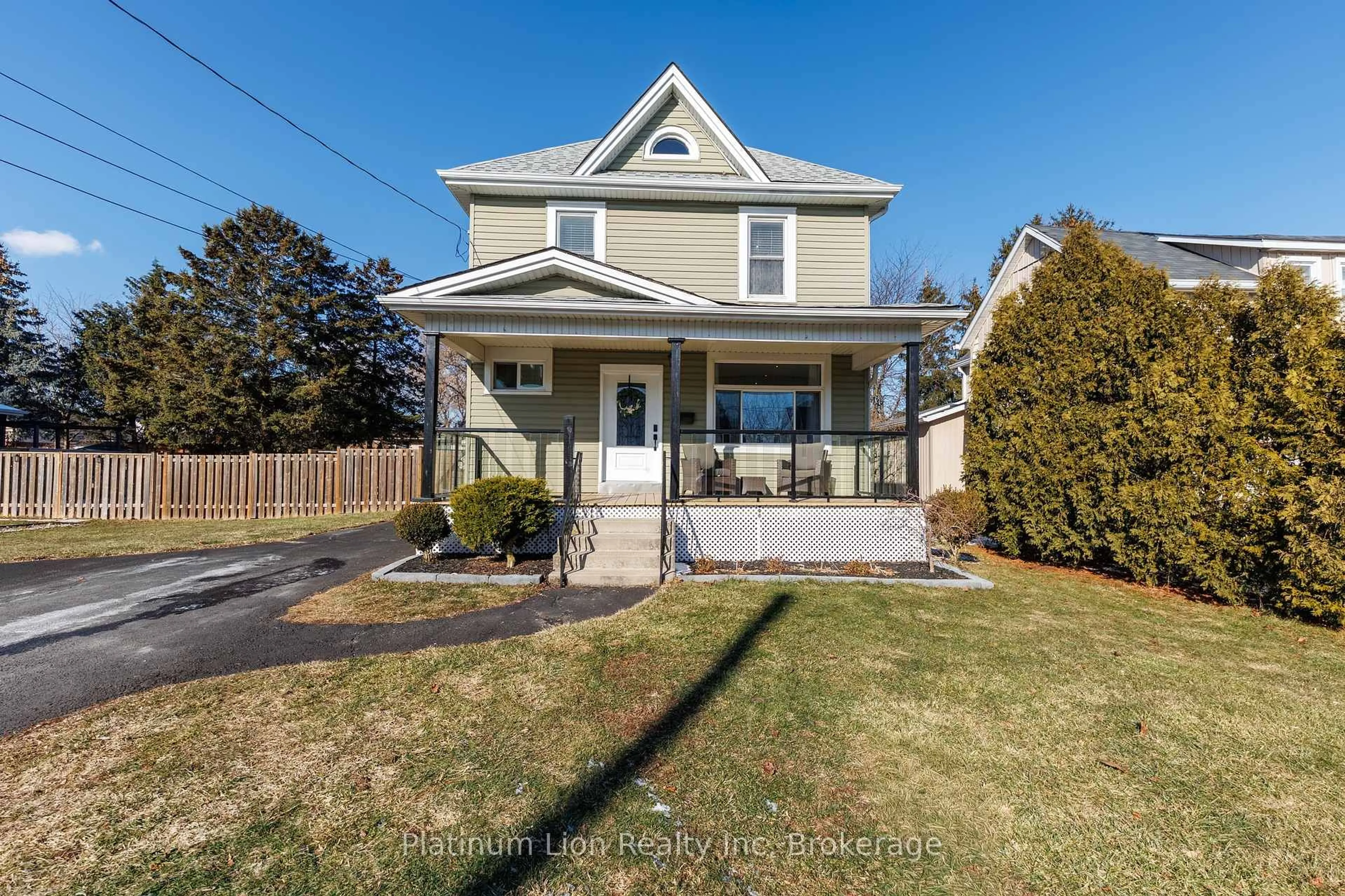 A pic from outside/outdoor area/front of a property/back of a property/a pic from drone, street for 11 Fairview Rd, Grimsby Ontario L3M 3L1