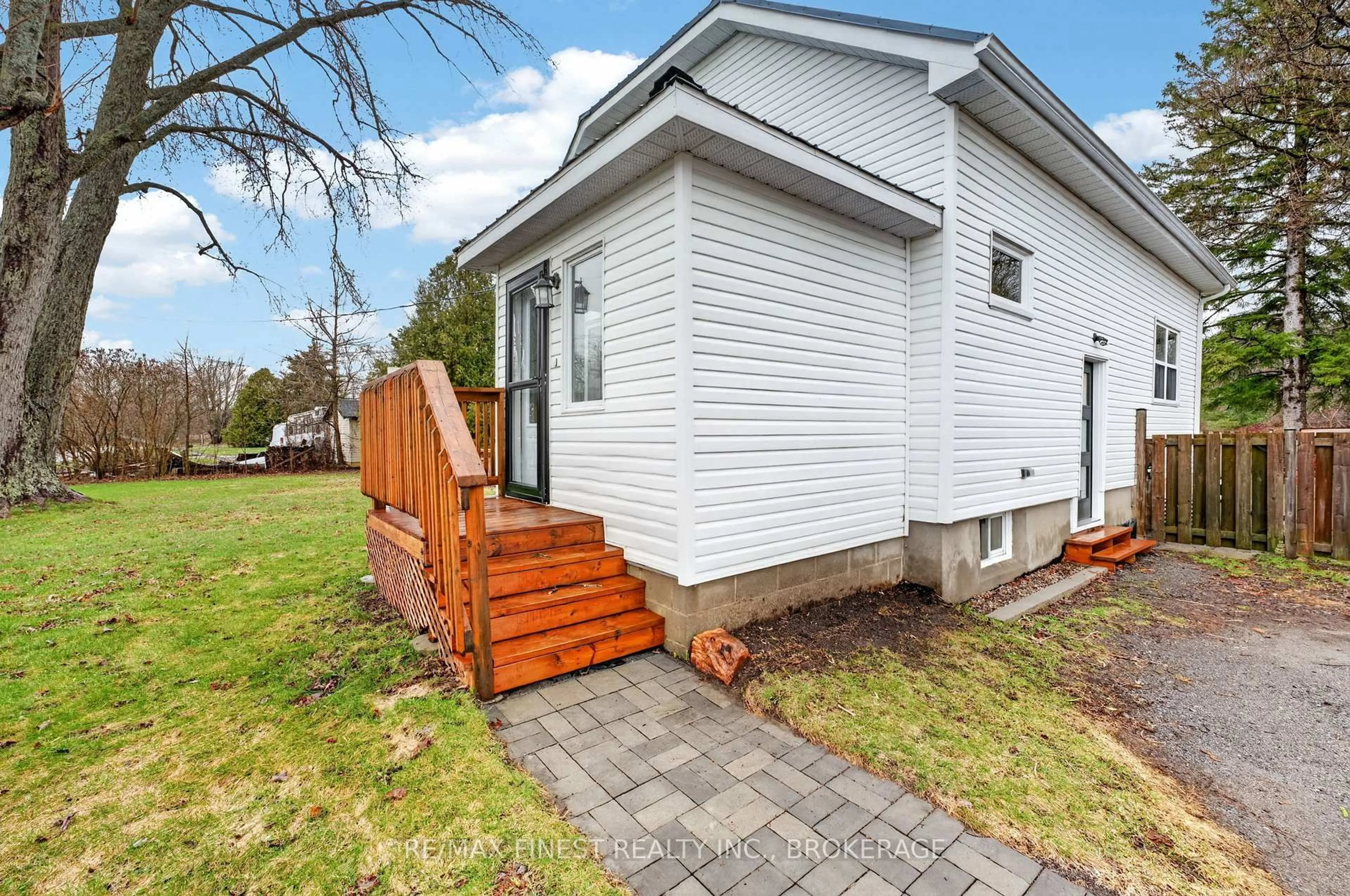 Home with vinyl exterior material, street for 6074 Bank St, Verona Ontario K0H 2W0