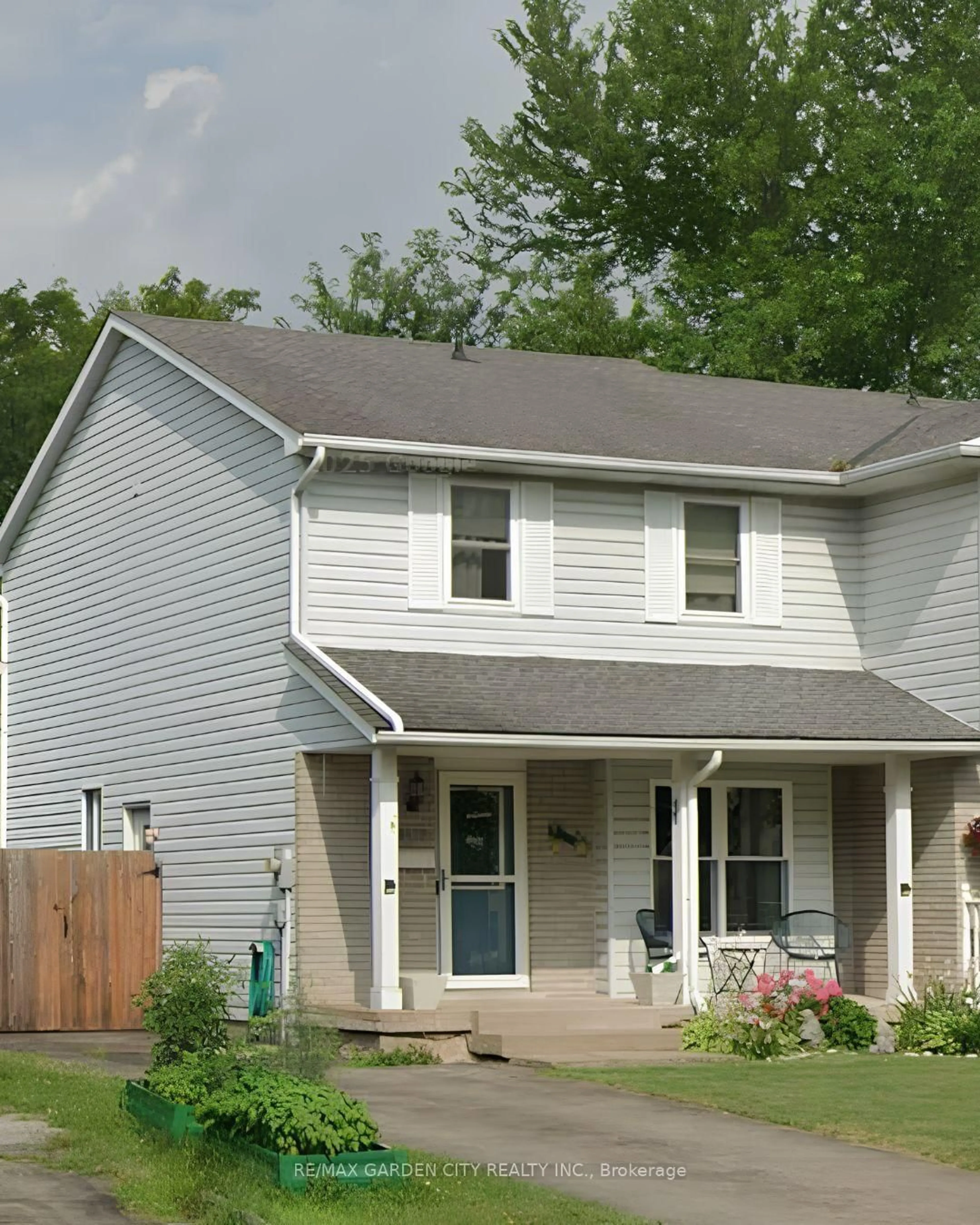 Home with vinyl exterior material, street for 6479 Malibu Dr, Niagara Falls Ontario L2H 2W4