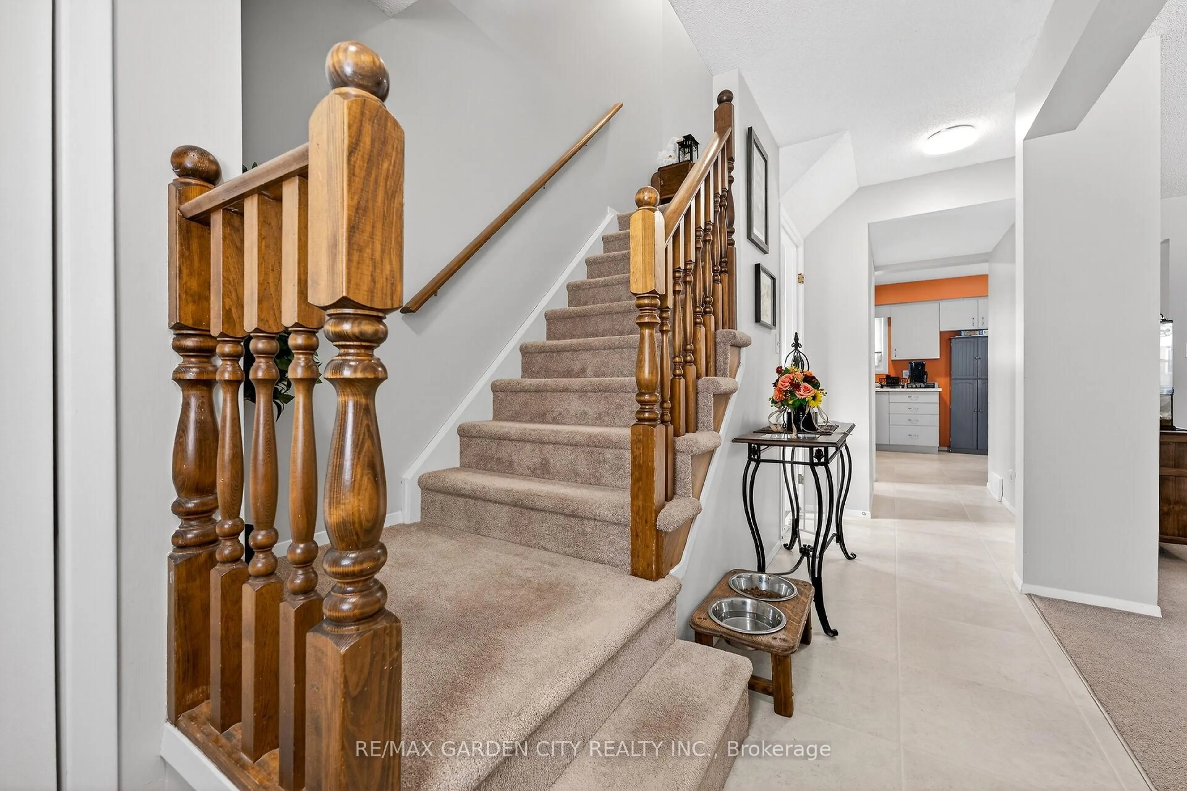 Indoor foyer for 6479 Malibu Dr, Niagara Falls Ontario L2H 2W4