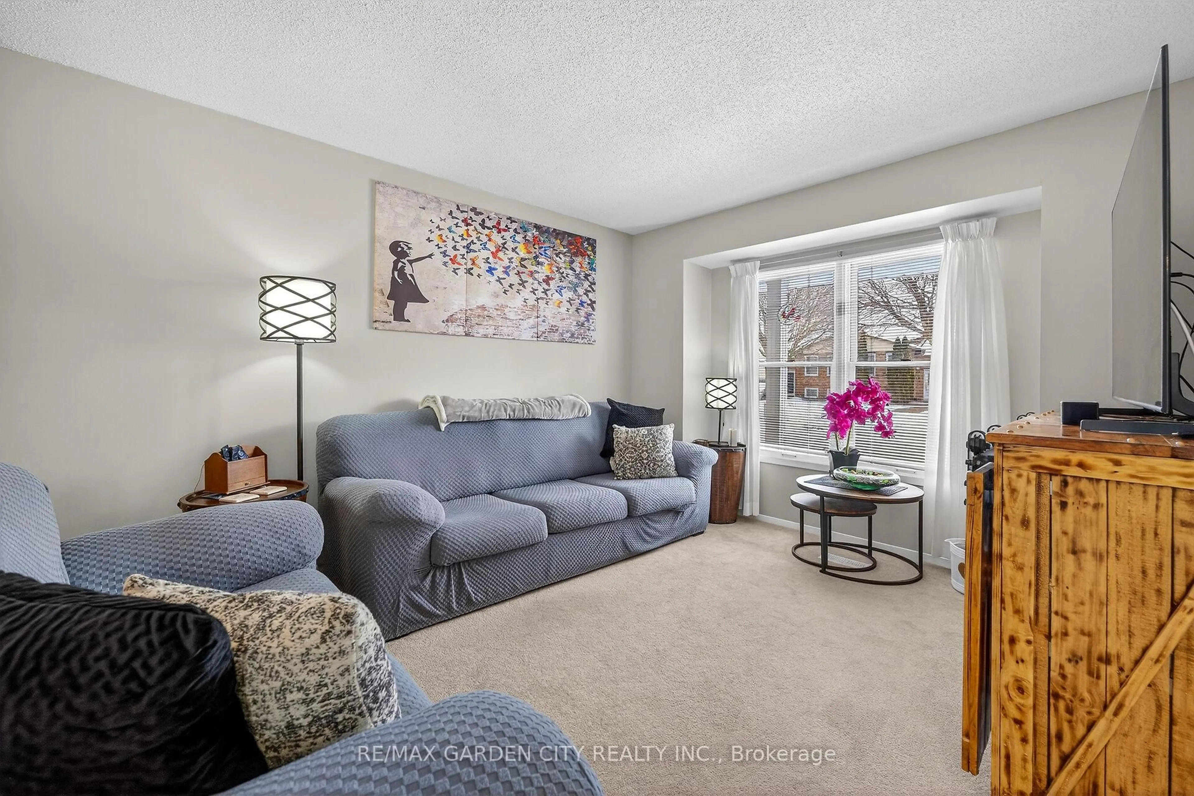 Living room with furniture, carpet floor for 6479 Malibu Dr, Niagara Falls Ontario L2H 2W4