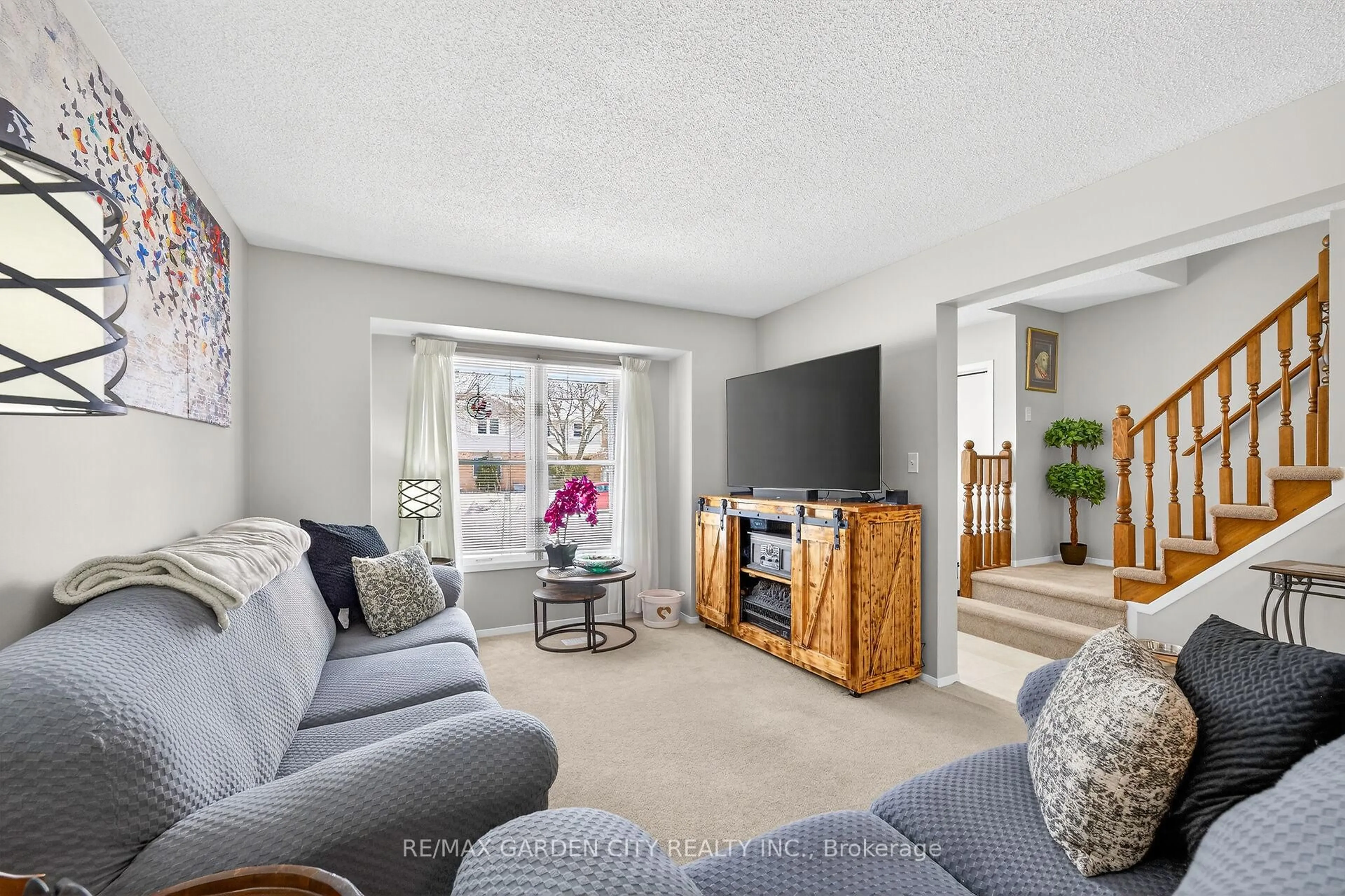 Living room with furniture, unknown for 6479 Malibu Dr, Niagara Falls Ontario L2H 2W4